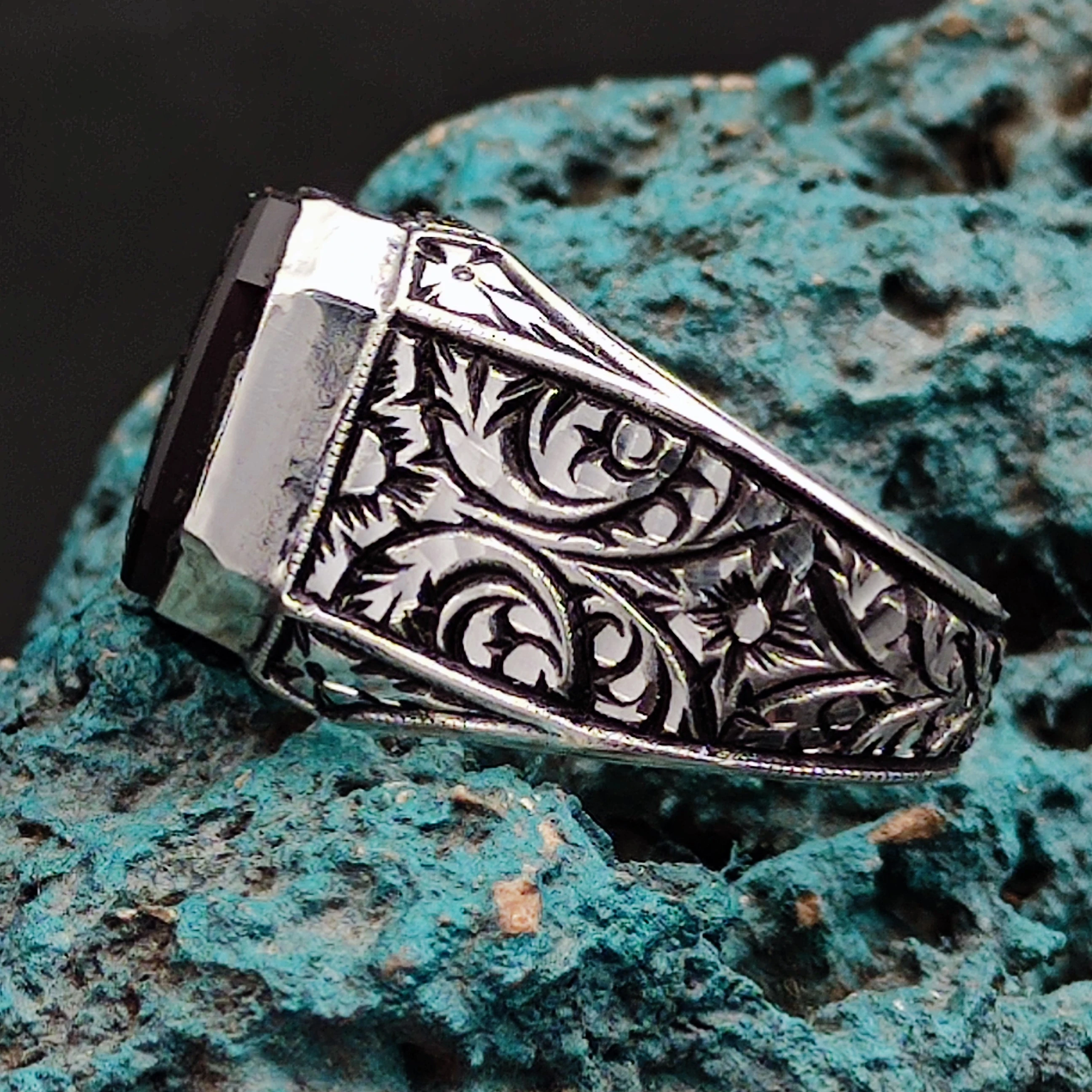 Siyah Onix Taşına La Galibe İllallah İşlenmiştir. 925 Ayar Gümüş Özel İşcilikli Erkek Yüzüğü.