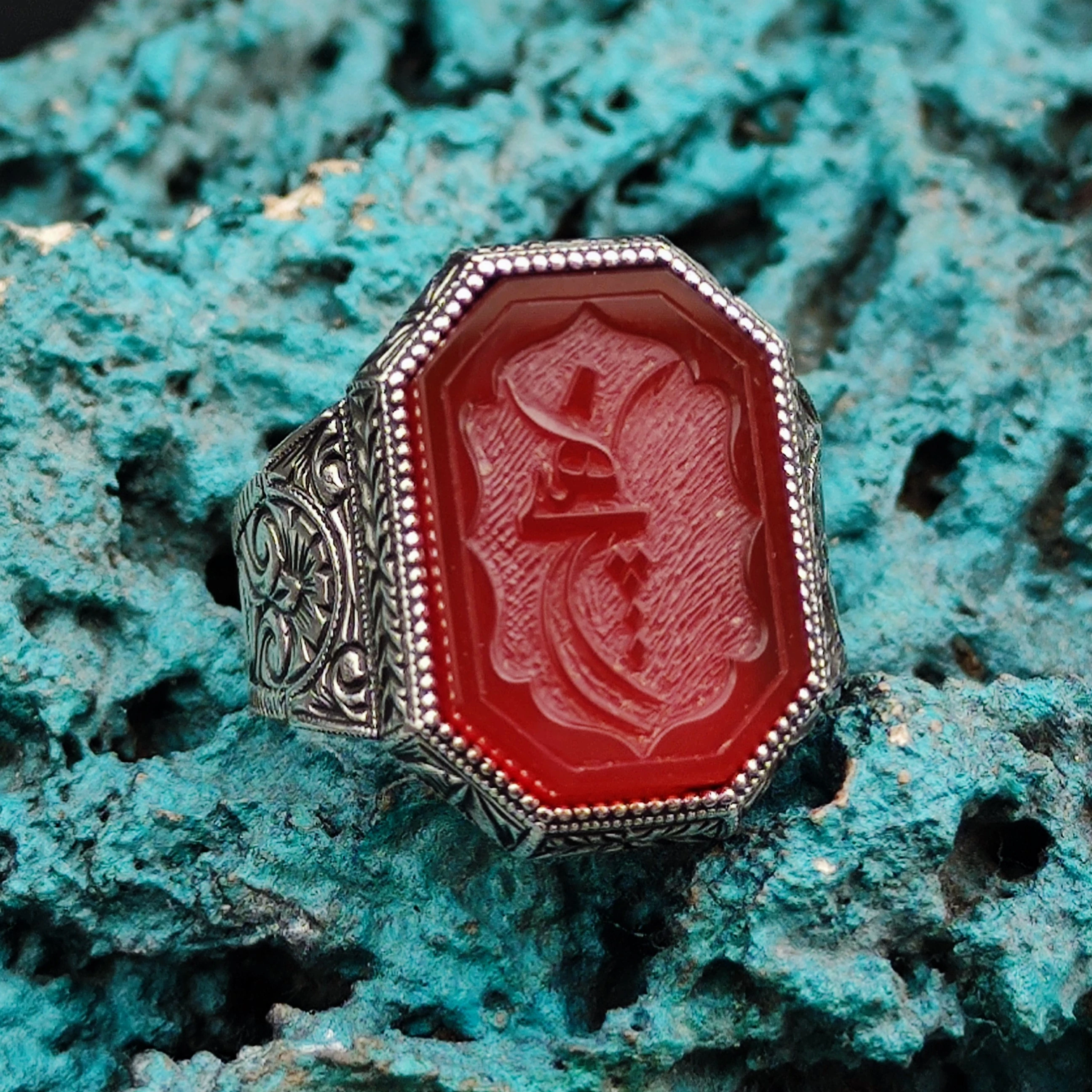 Akik taşının üzerine Tasavvuf "Hiç" Kazınmıştır. 925 Ayar Gümüş Erkek Yüzüğü.