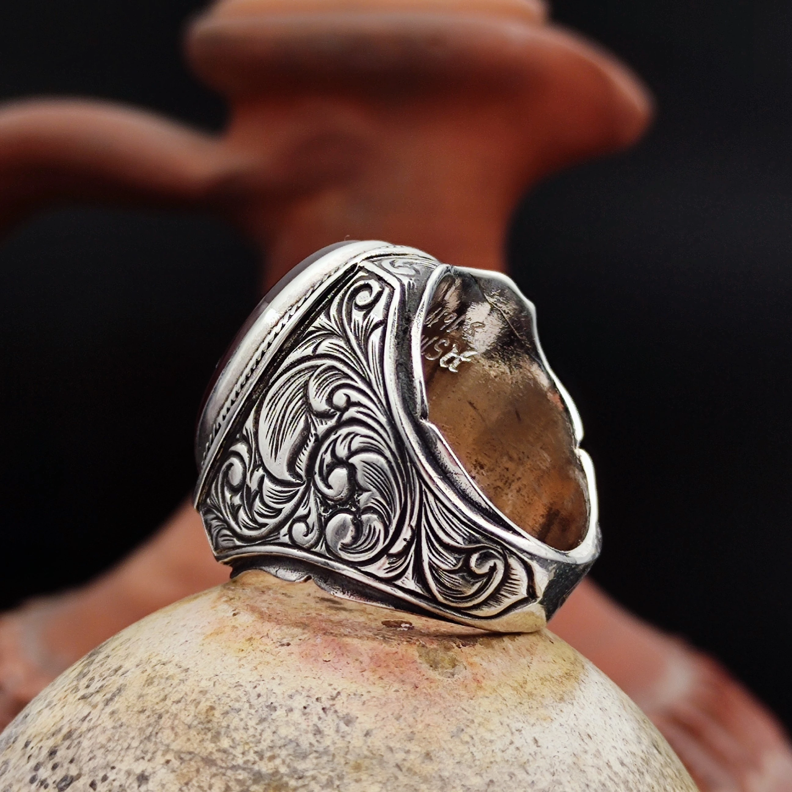 Kaligrafi Moody yazmaktadır, Kişiye Özel yapılmıştır. Sipariş verdikten sonra bizimle iletişime geçip Kaligrafi yapılacak ismi bize bildirin.