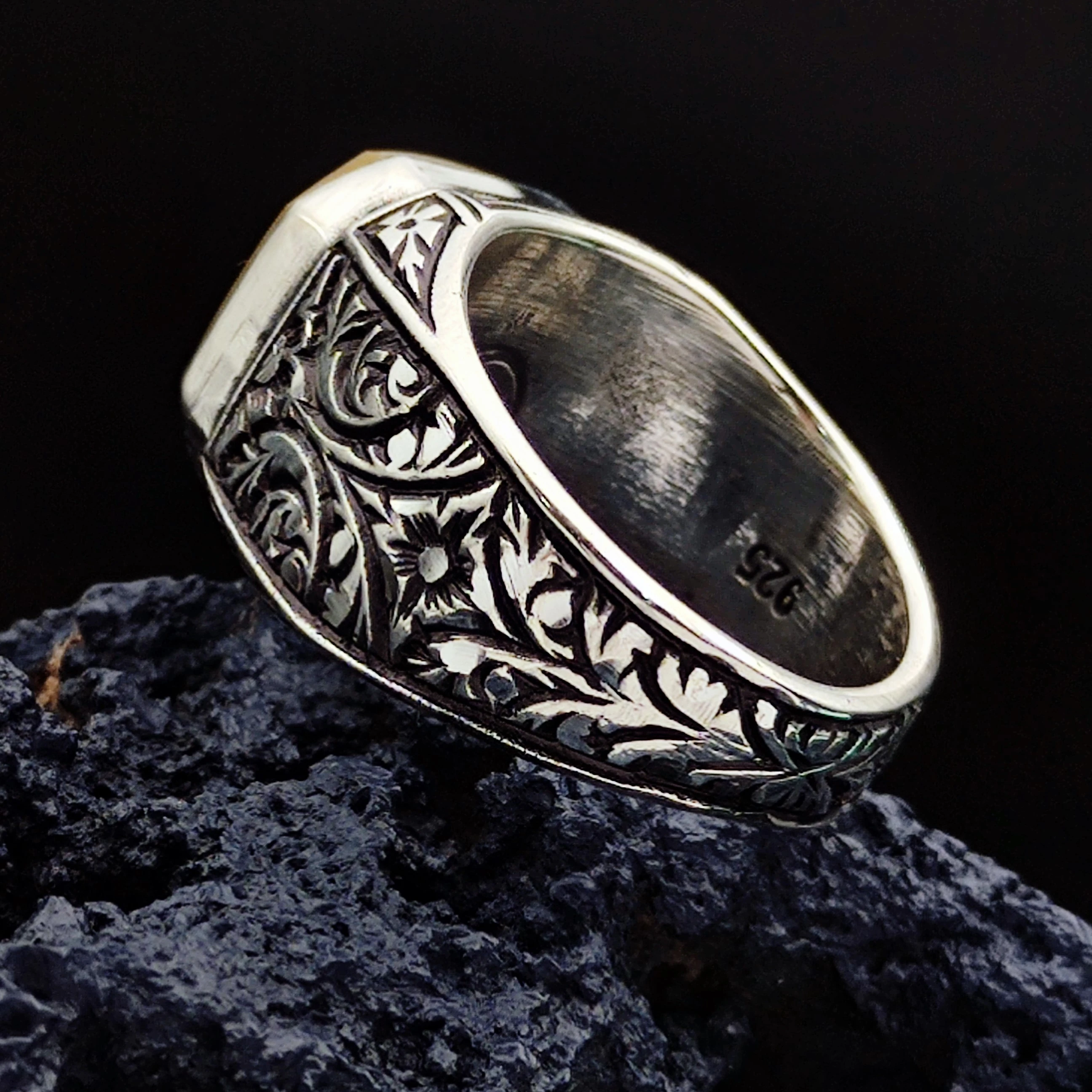 Sarı Akik Taşına HASBİYALLAHÜ LAİLAHE İLLA HÜVE ALEYHİ TEVEKKELTÜ VEHÜE RABBÜL ARŞİL AZİM İşlenmiştir. 925 Ayar Gümüş Özel İşcilikli Erkek Yüzüğü. 