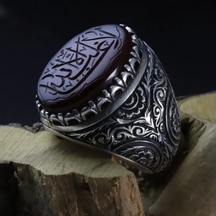 Kırmızı Akik Taşına La Galibe İllallah İşlenmiştir. 925 Ayar Gümüş Özel İşcilikli Erkek Yüzüğü.