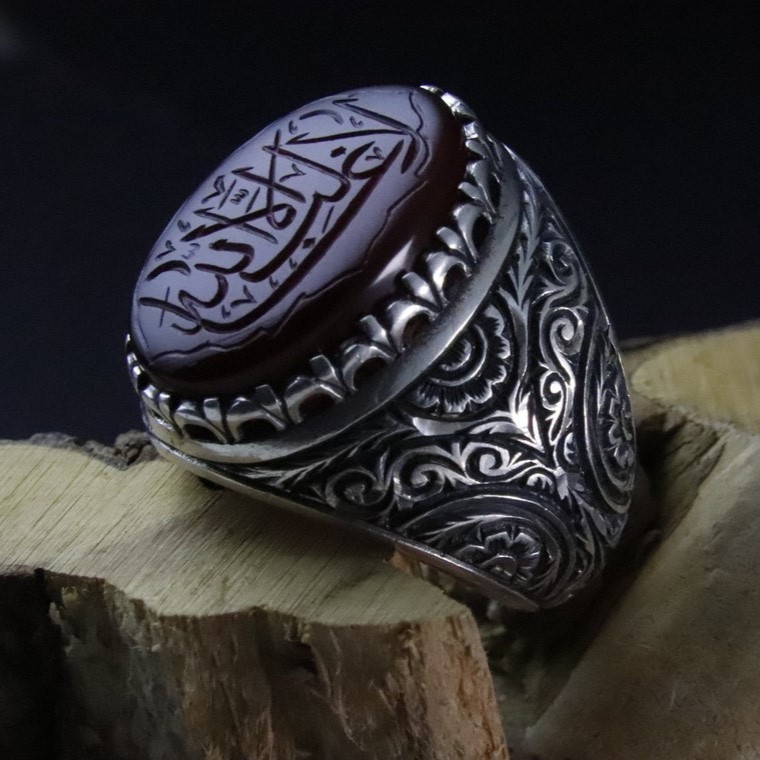 Kırmızı Akik Taşına La Galibe İllallah İşlenmiştir. 925 Ayar Gümüş Özel İşcilikli Erkek Yüzüğü.