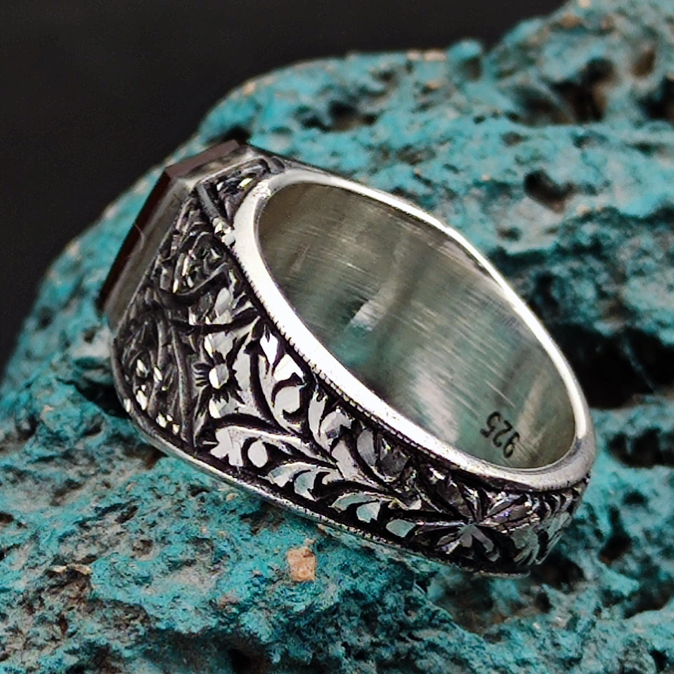 Siyah Onix Taşına La Galibe İllallah İşlenmiştir. 925 Ayar Gümüş Özel İşcilikli Erkek Yüzüğü.