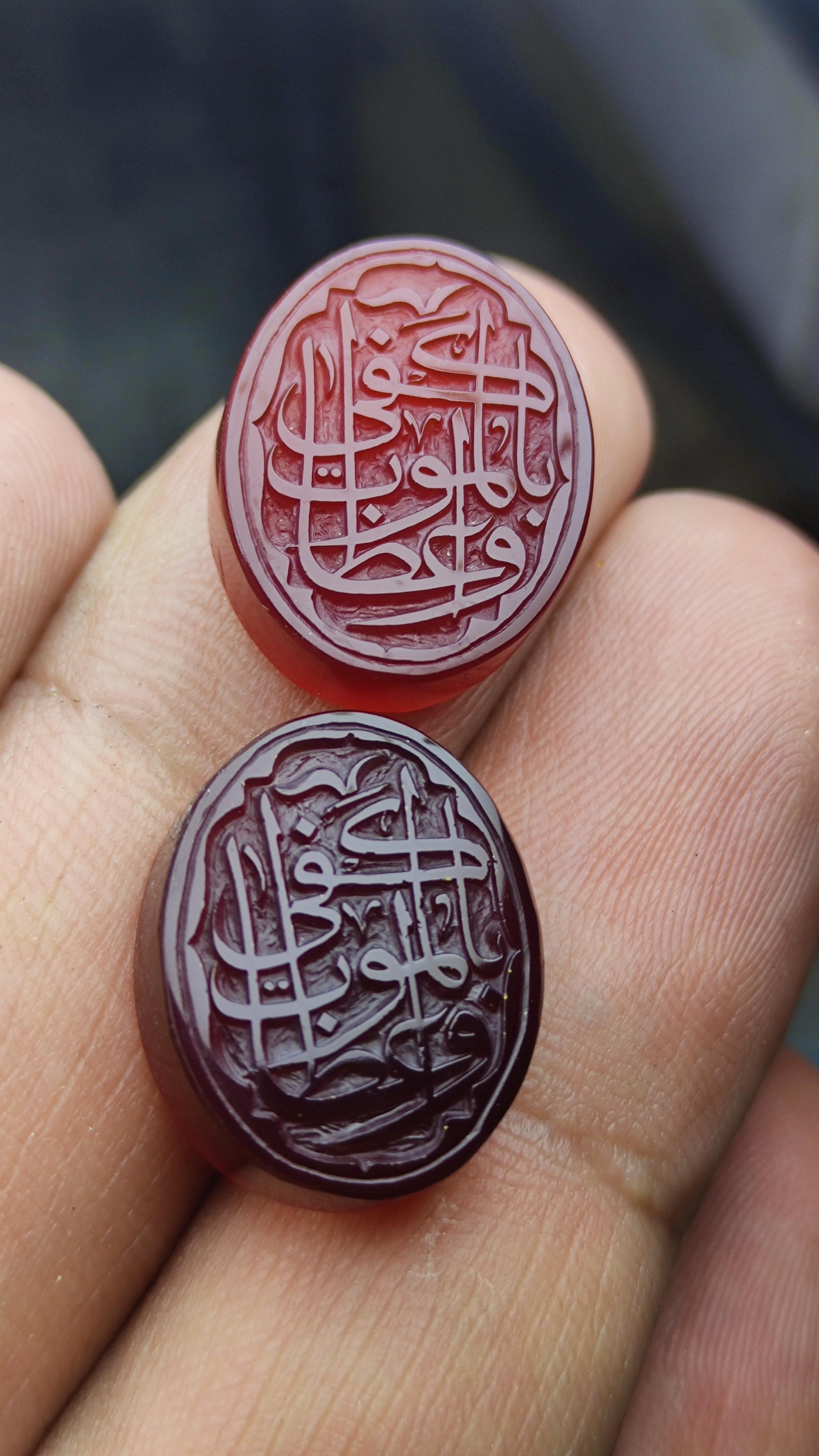 Akik Taşının üzerine Arapca Kalifragi Hat Sanatı ile “Nasihatçi olarak ölüm yeter” Yazmaktadır. 925 Ayar Özel İşcilikli Gümüş Erkek Yüzüğü.
