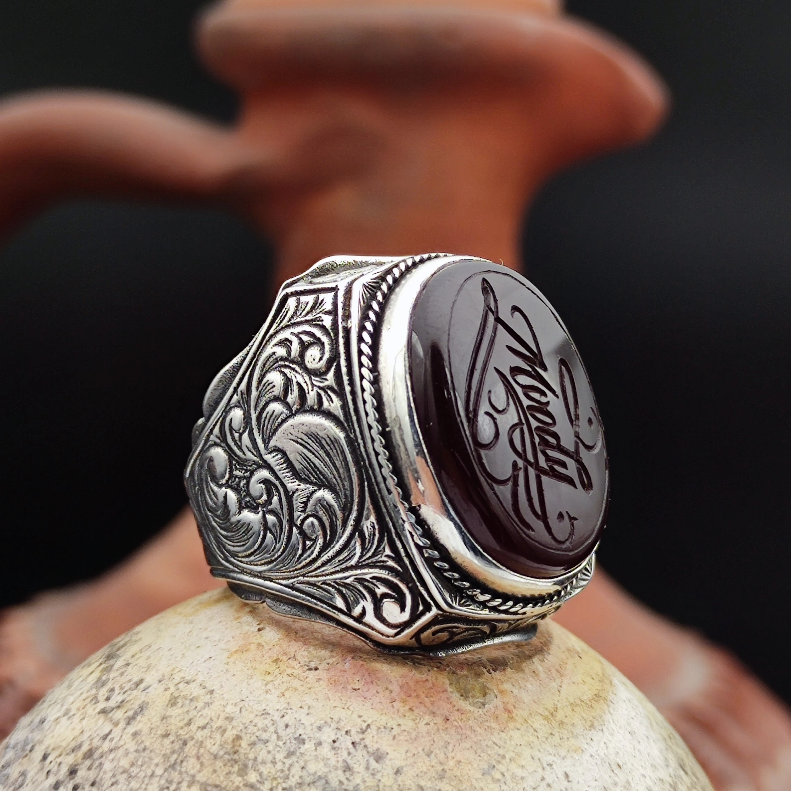 Kaligrafi Moody yazmaktadır, Kişiye Özel yapılmıştır. Sipariş verdikten sonra bizimle iletişime geçip Kaligrafi yapılacak ismi bize bildirin.