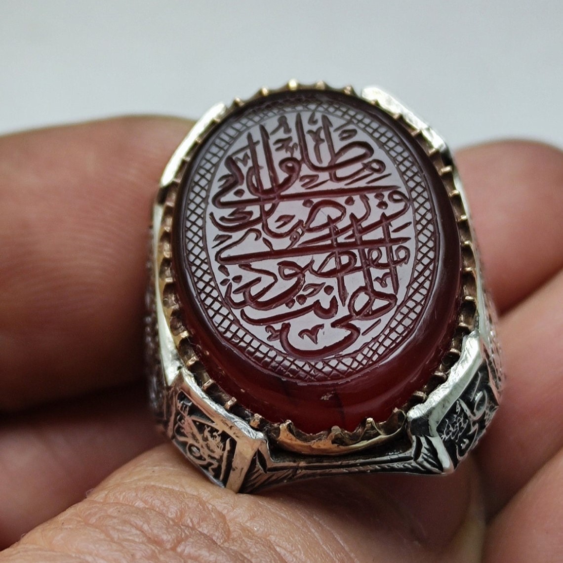İlahi Ente Maksudi ve Rızake Matlubi, Kırmızı Akik Taşı üzerine Kazınmıştır. 925 Ayar Özel İşcilikli Gümüş Erkek Yüzüğü.