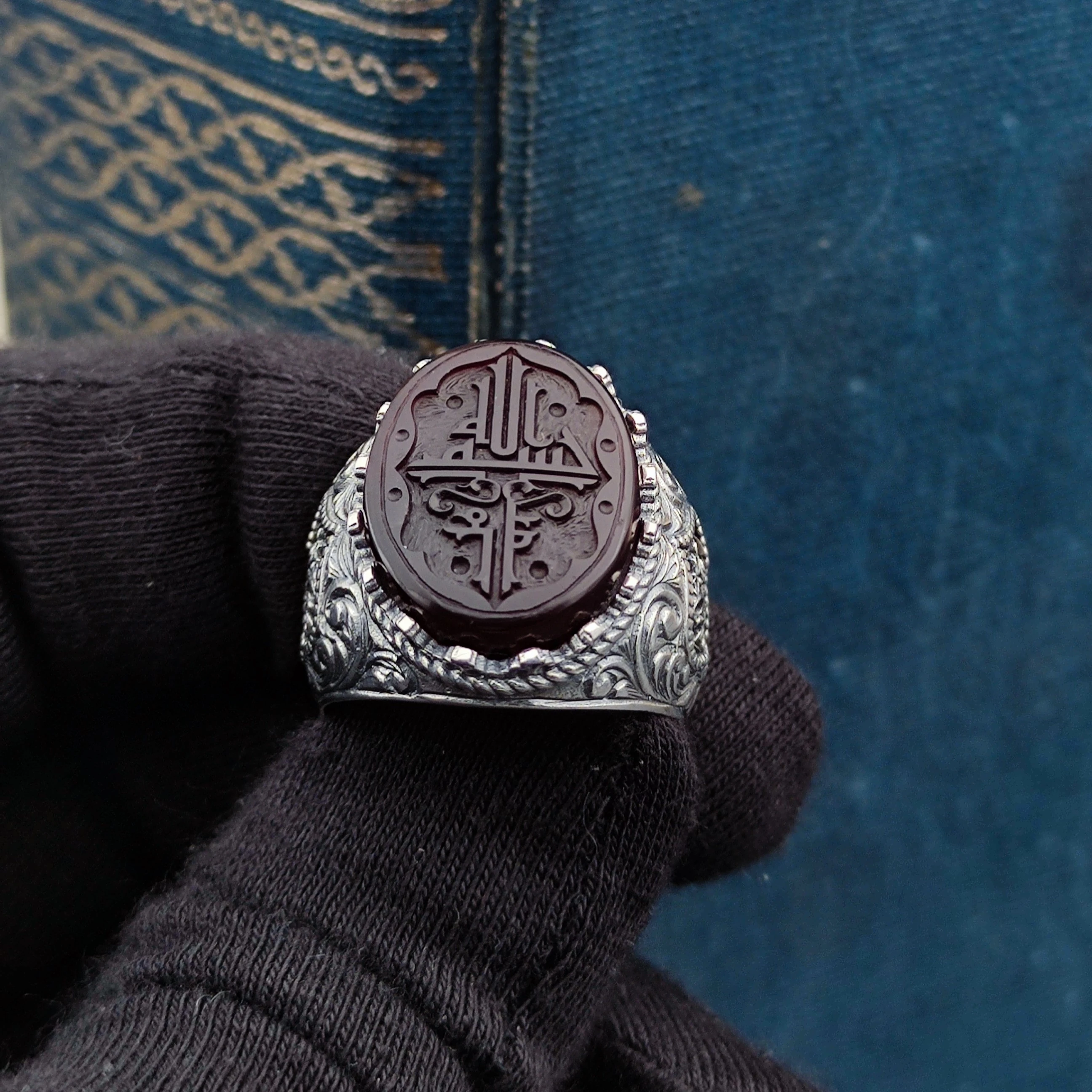 Akik taşına Kaligrafi Hat Sanatı ile Bismillâhirrahmânirrahîm Kazınmıştır. 925 Ayar Gümüş Erkek Yüzüğü.