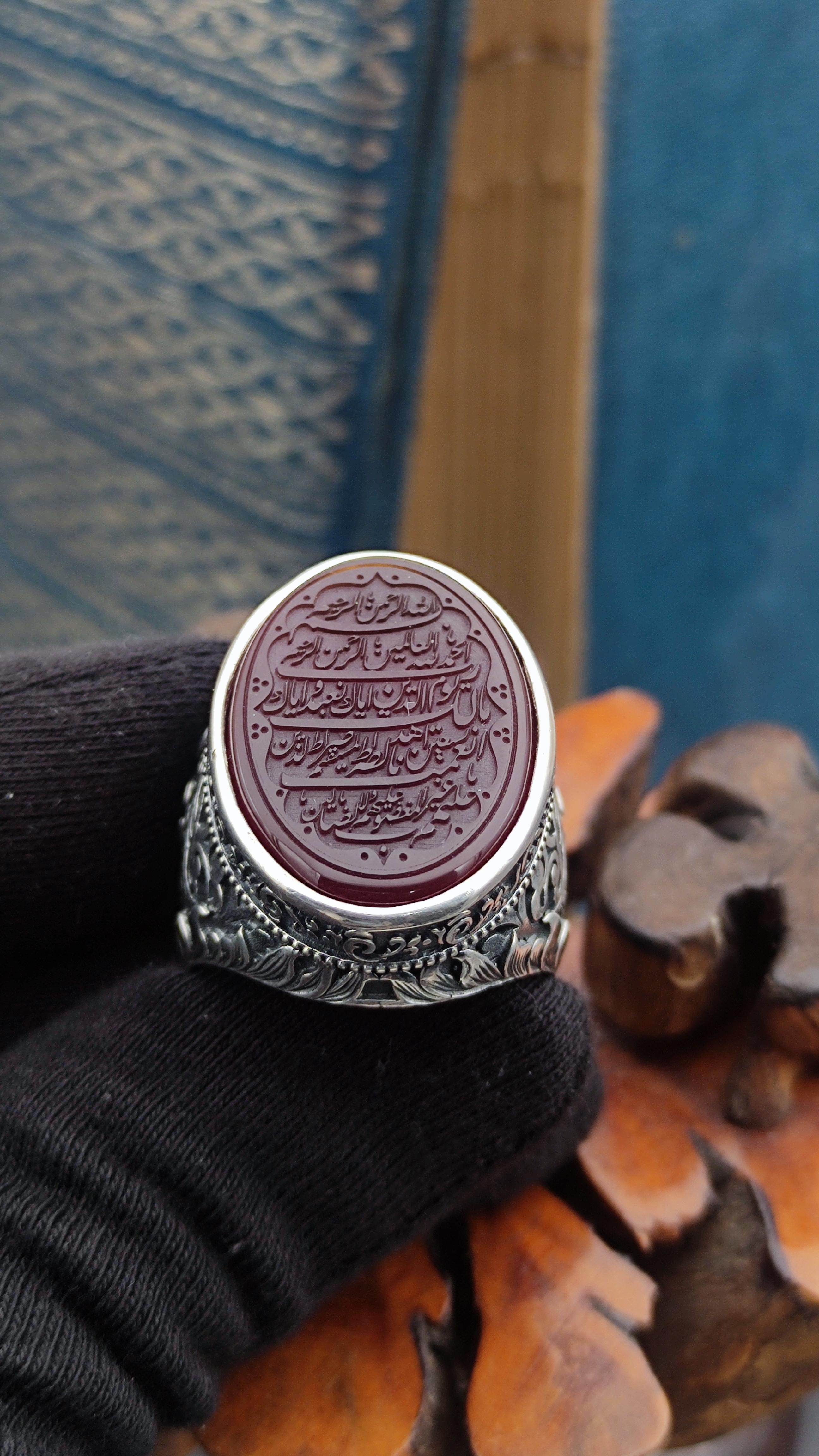 Akik Taşının üzerine Fatiha Suresi Kazınmıştır. 925 ayar Özel İşcilikli Erkek Yüzüğü