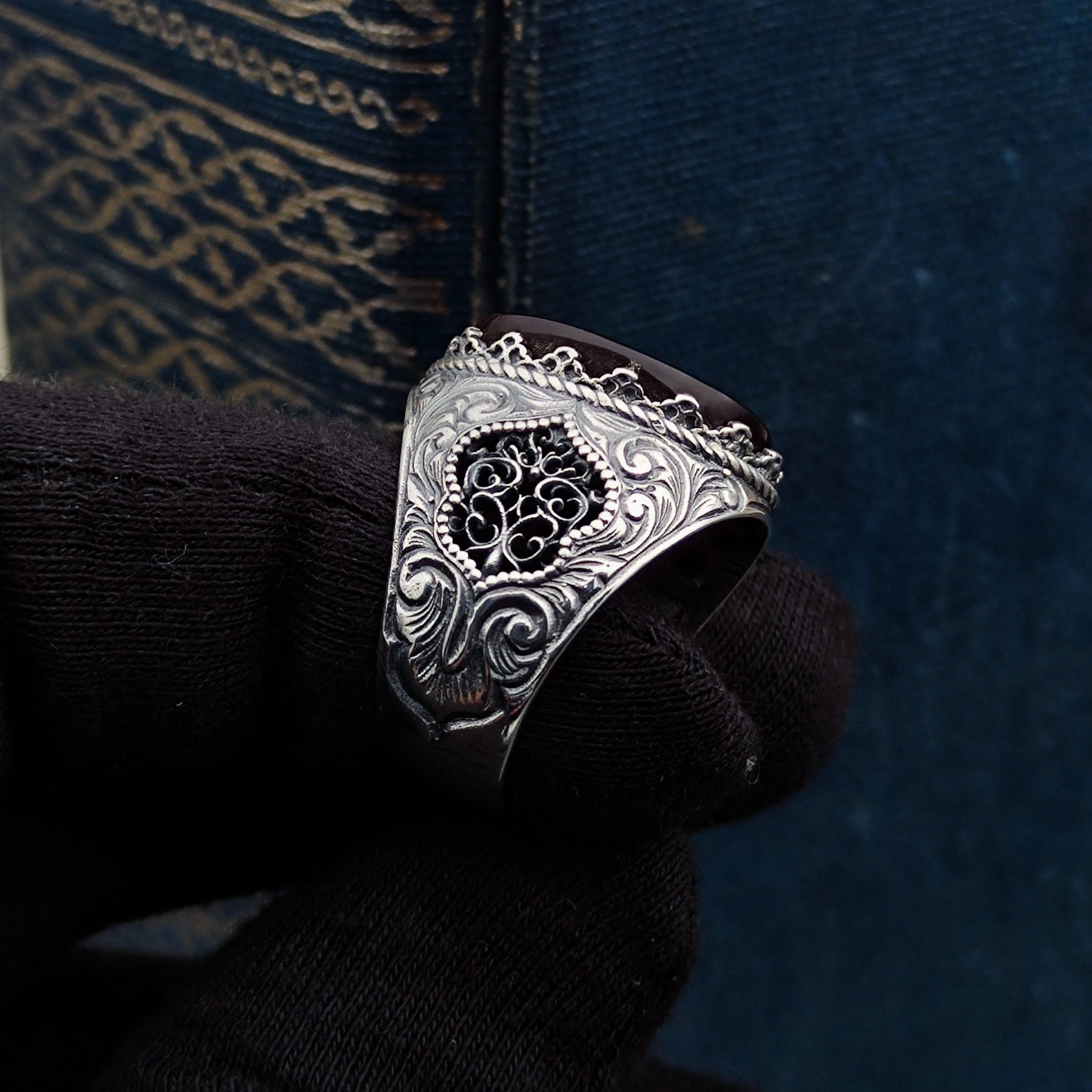 Akik taşına Kaligrafi Hat Sanatı ile Bismillâhirrahmânirrahîm Kazınmıştır. 925 Ayar Gümüş Erkek Yüzüğü.