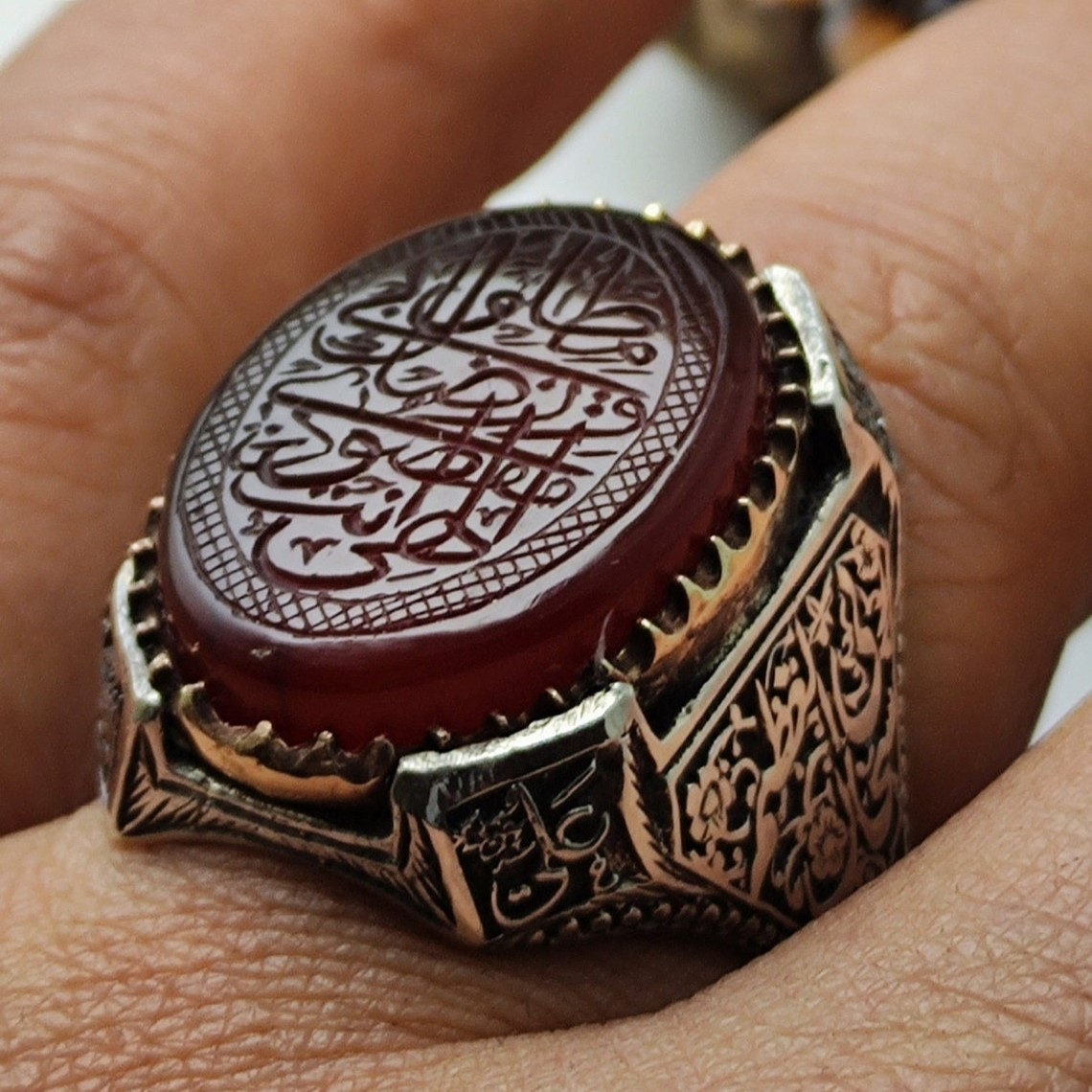 İlahi Ente Maksudi ve Rızake Matlubi, Kırmızı Akik Taşı üzerine Kazınmıştır. 925 Ayar Özel İşcilikli Gümüş Erkek Yüzüğü.