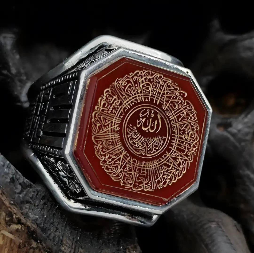 El İşi Akik Taşlı Ayet-el Kürsî Yüzük – Sekizgen Tasarım, Altın Kaplama Yazı, Kûfî Hatlı ve Selçuklu Motifli – Veysel Usta İmzalı
