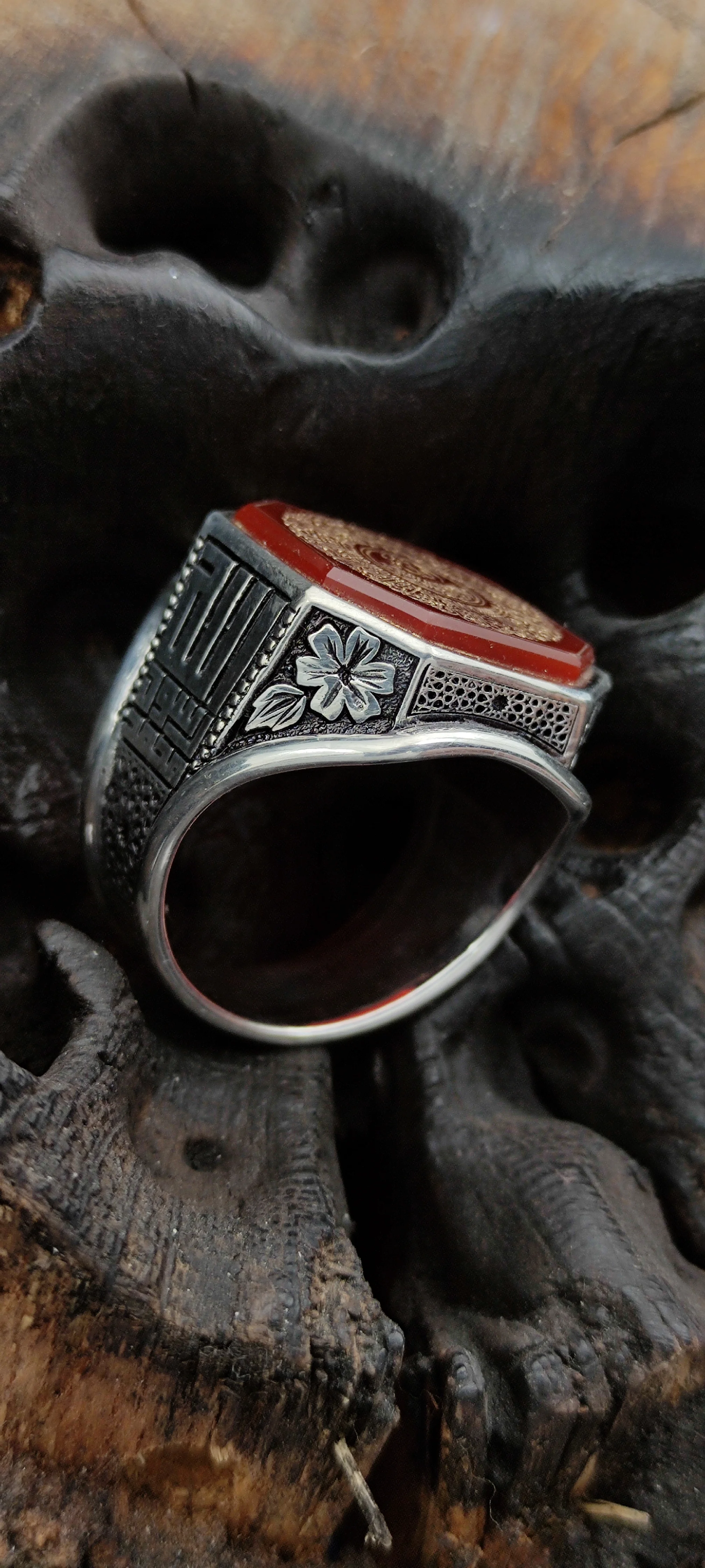 El İşi Akik Taşlı Ayet-el Kürsî Yüzük – Sekizgen Tasarım, Altın Kaplama Yazı, Kûfî Hatlı ve Selçuklu Motifli – Veysel Usta İmzalı