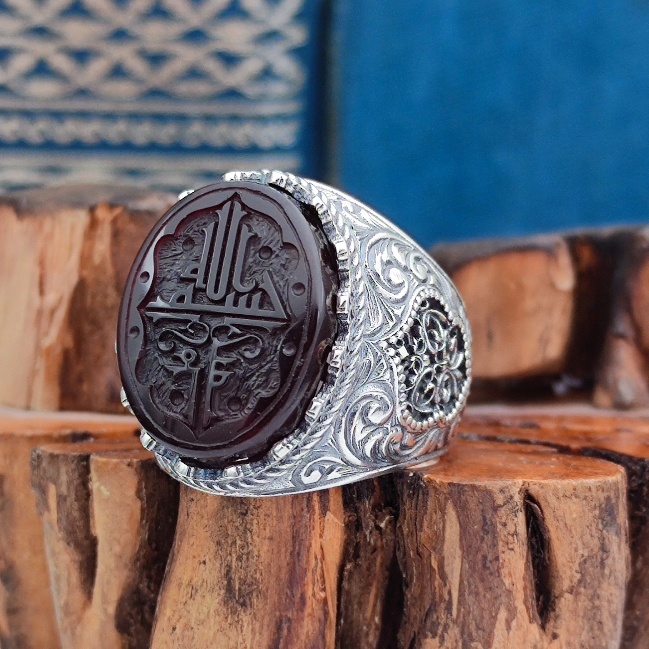 Akik taşına Kaligrafi Hat Sanatı ile Bismillâhirrahmânirrahîm Kazınmıştır. 925 Ayar Gümüş Erkek Yüzüğü.