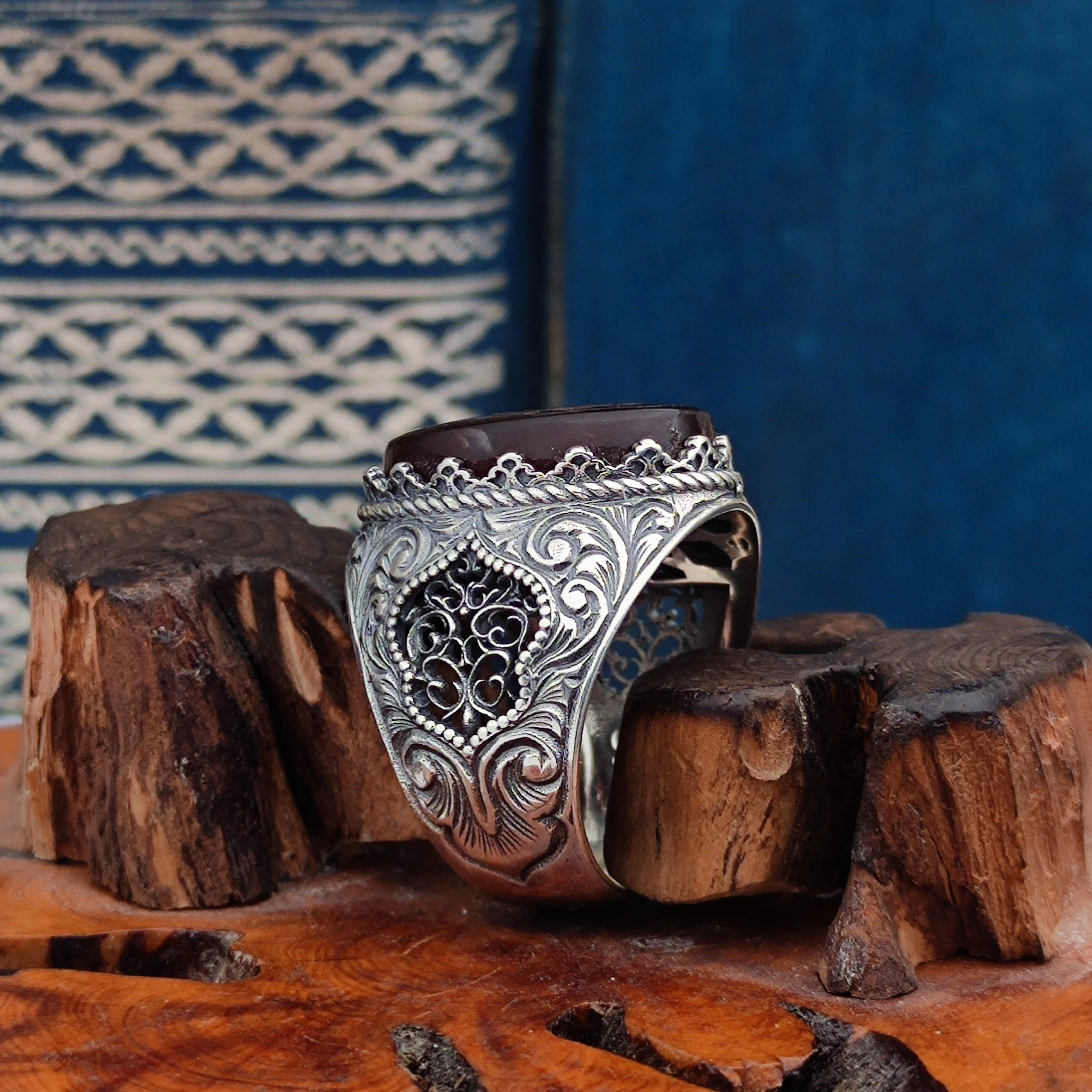 Akik taşına Kaligrafi Hat Sanatı ile Bismillâhirrahmânirrahîm Kazınmıştır. 925 Ayar Gümüş Erkek Yüzüğü.