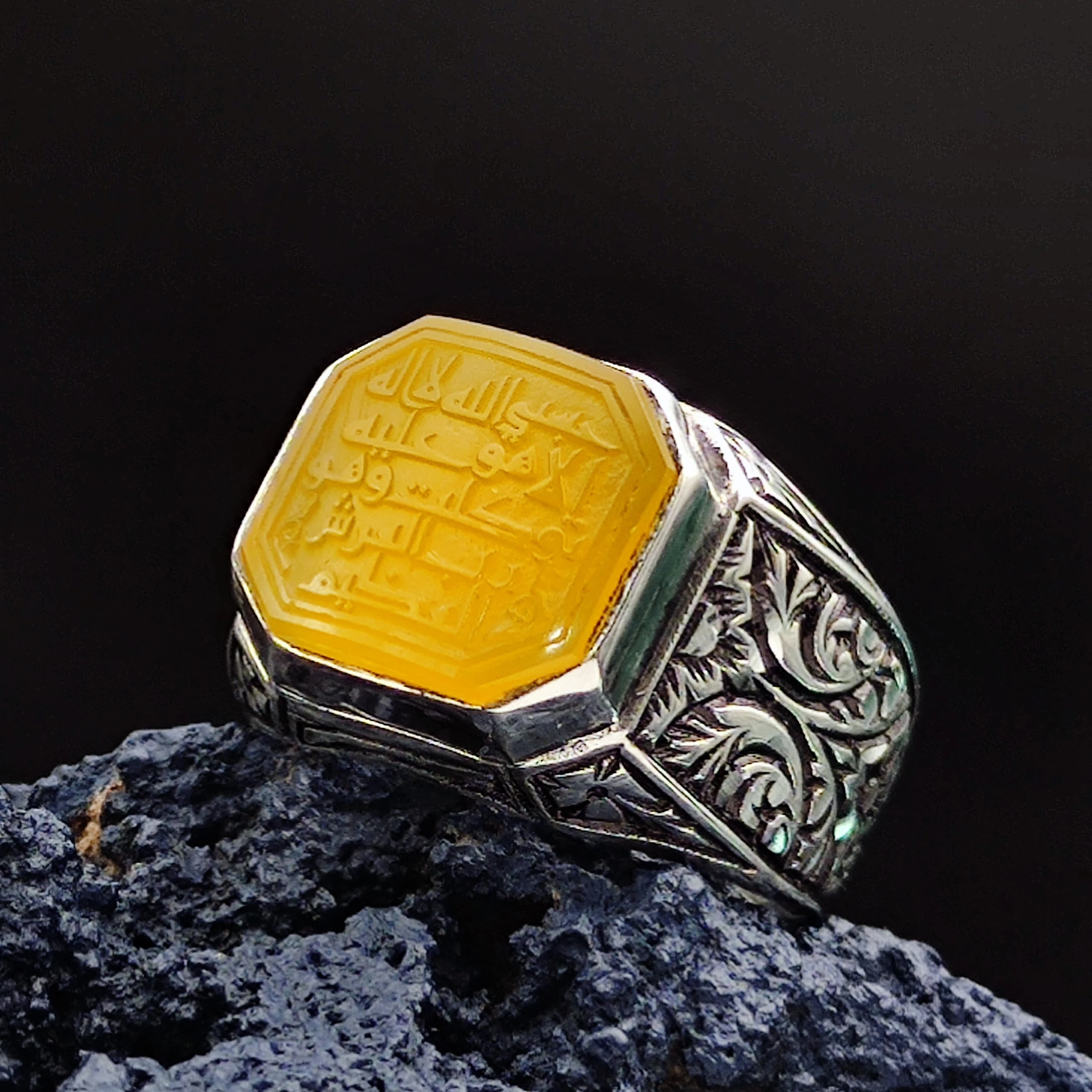 Sarı Akik Taşına HASBİYALLAHÜ LAİLAHE İLLA HÜVE ALEYHİ TEVEKKELTÜ VEHÜE RABBÜL ARŞİL AZİM İşlenmiştir. 925 Ayar Gümüş Özel İşcilikli Erkek Yüzüğü. 