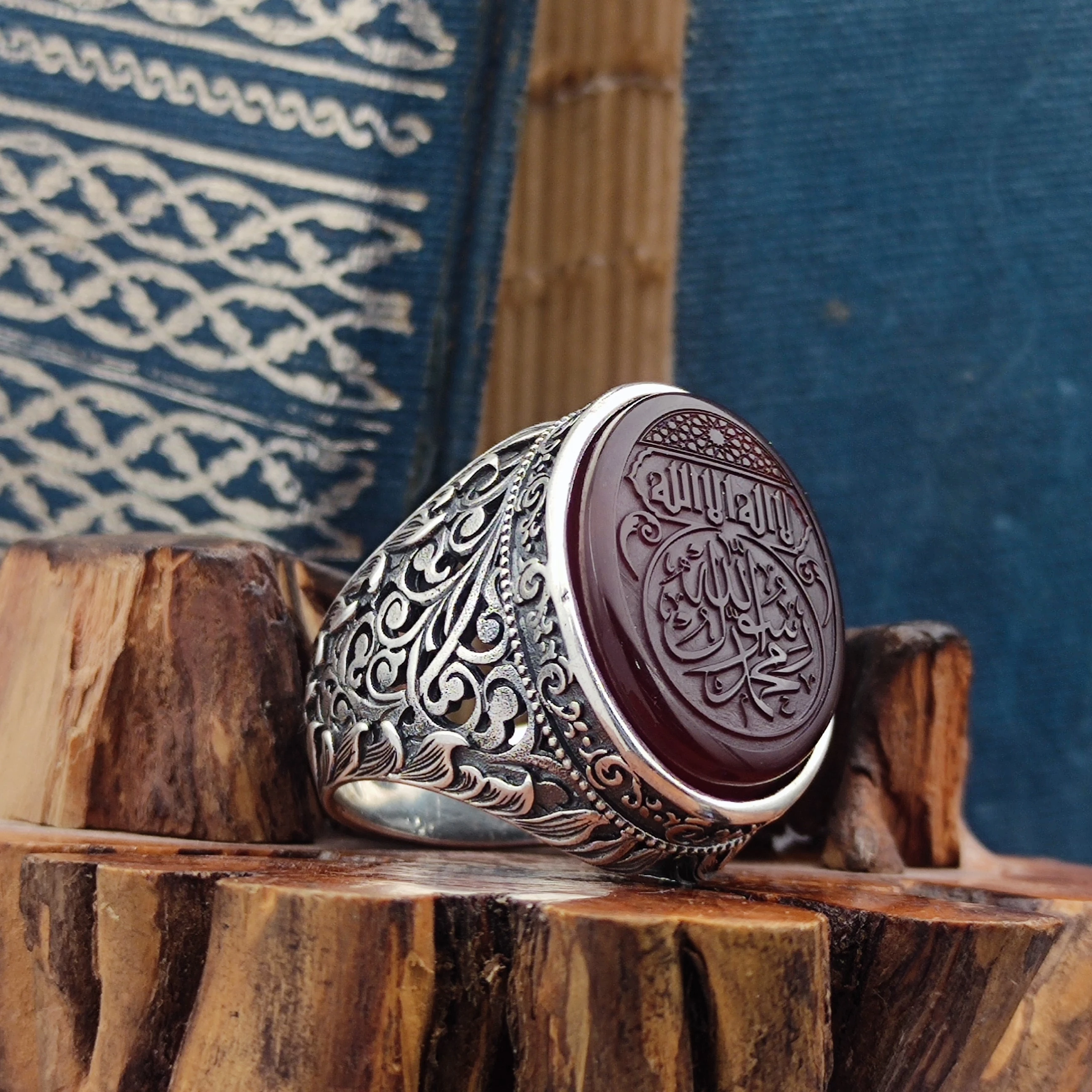 La ilahe illallah Muhammedun Rasulallah Akik Taşının üzerine İşlenmiştir, 925 Ayar Özel İşcilik Erkek Yüzüğü