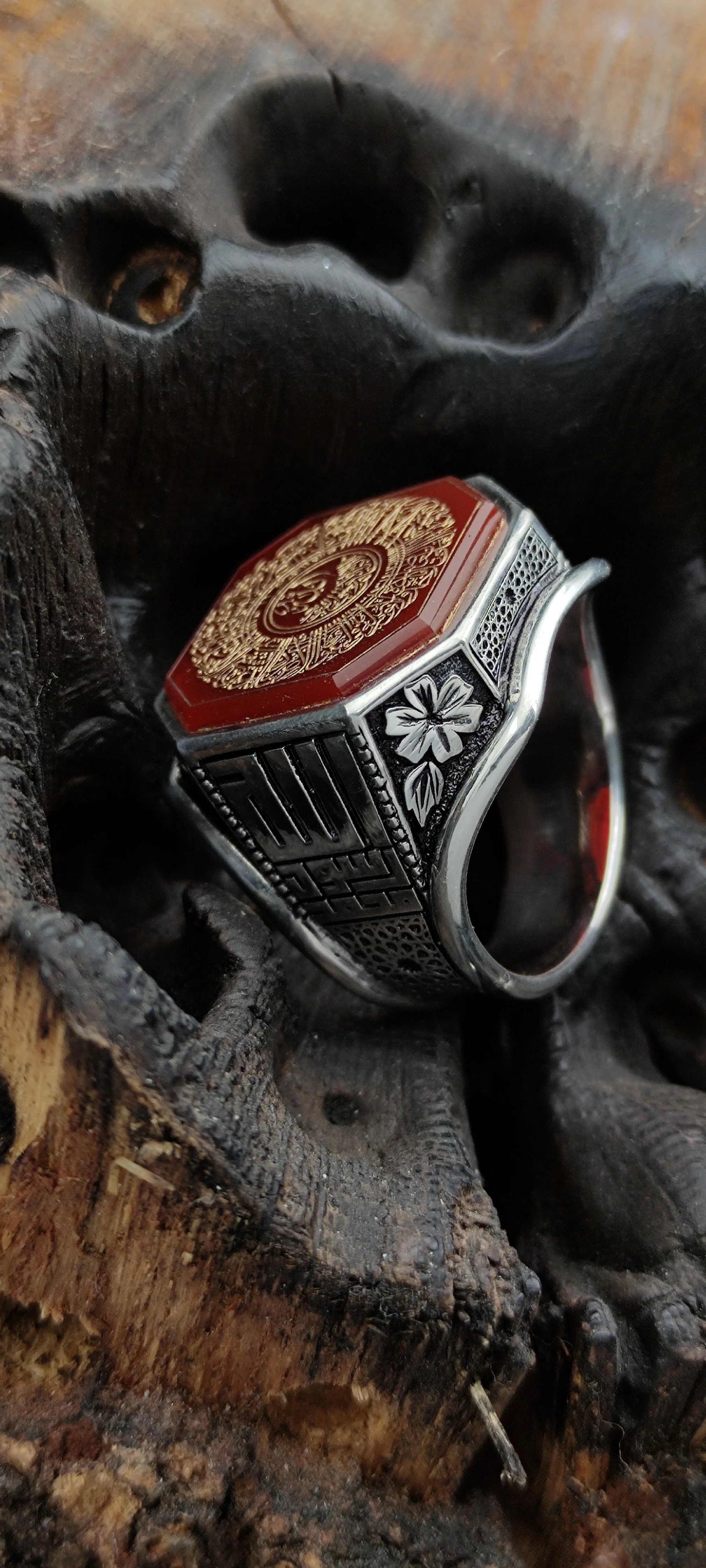 El İşi Akik Taşlı Ayet-el Kürsî Yüzük – Sekizgen Tasarım, Altın Kaplama Yazı, Kûfî Hatlı ve Selçuklu Motifli – Veysel Usta İmzalı