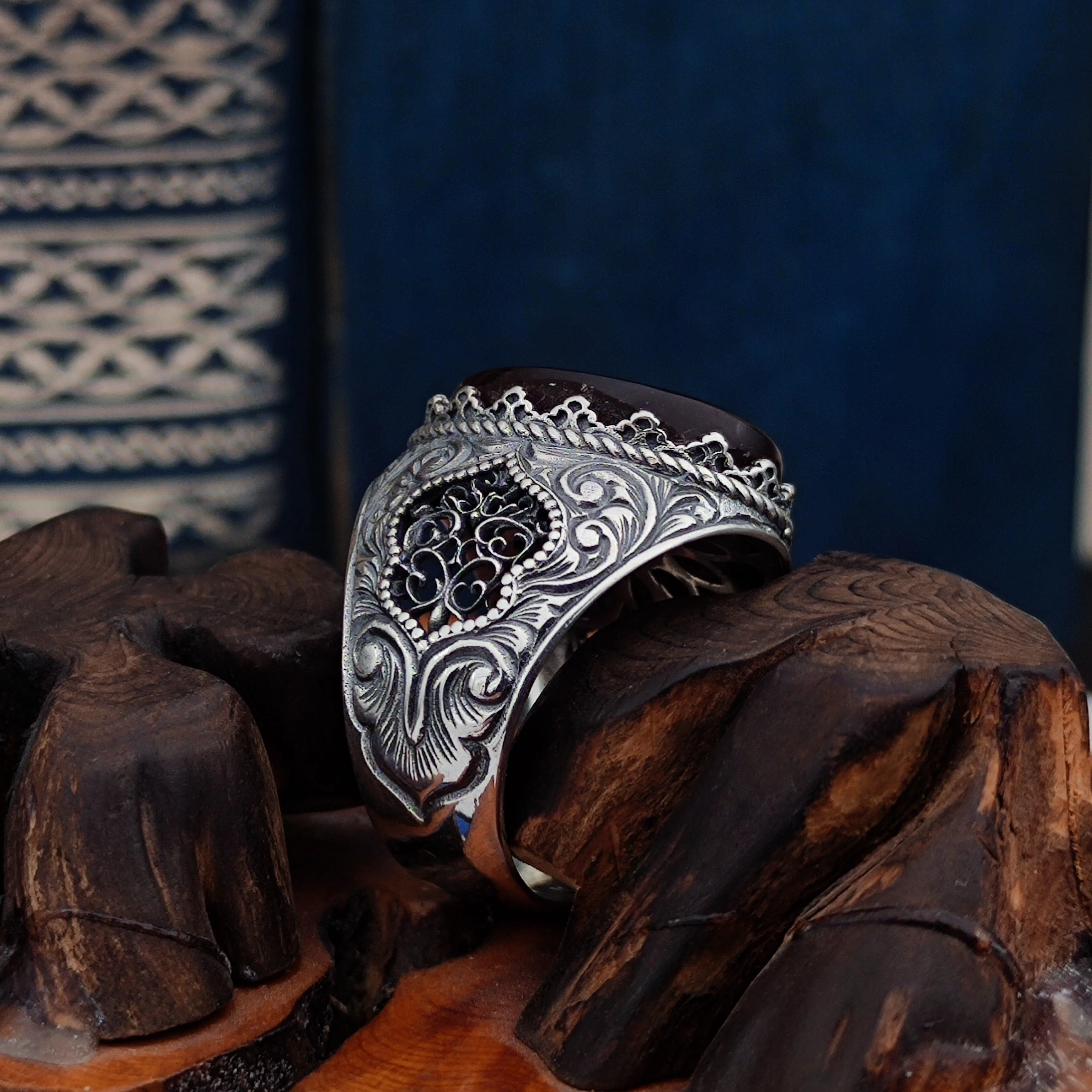 Akik taşına Kaligrafi Hat Sanatı ile Bismillâhirrahmânirrahîm Kazınmıştır. 925 Ayar Gümüş Erkek Yüzüğü.