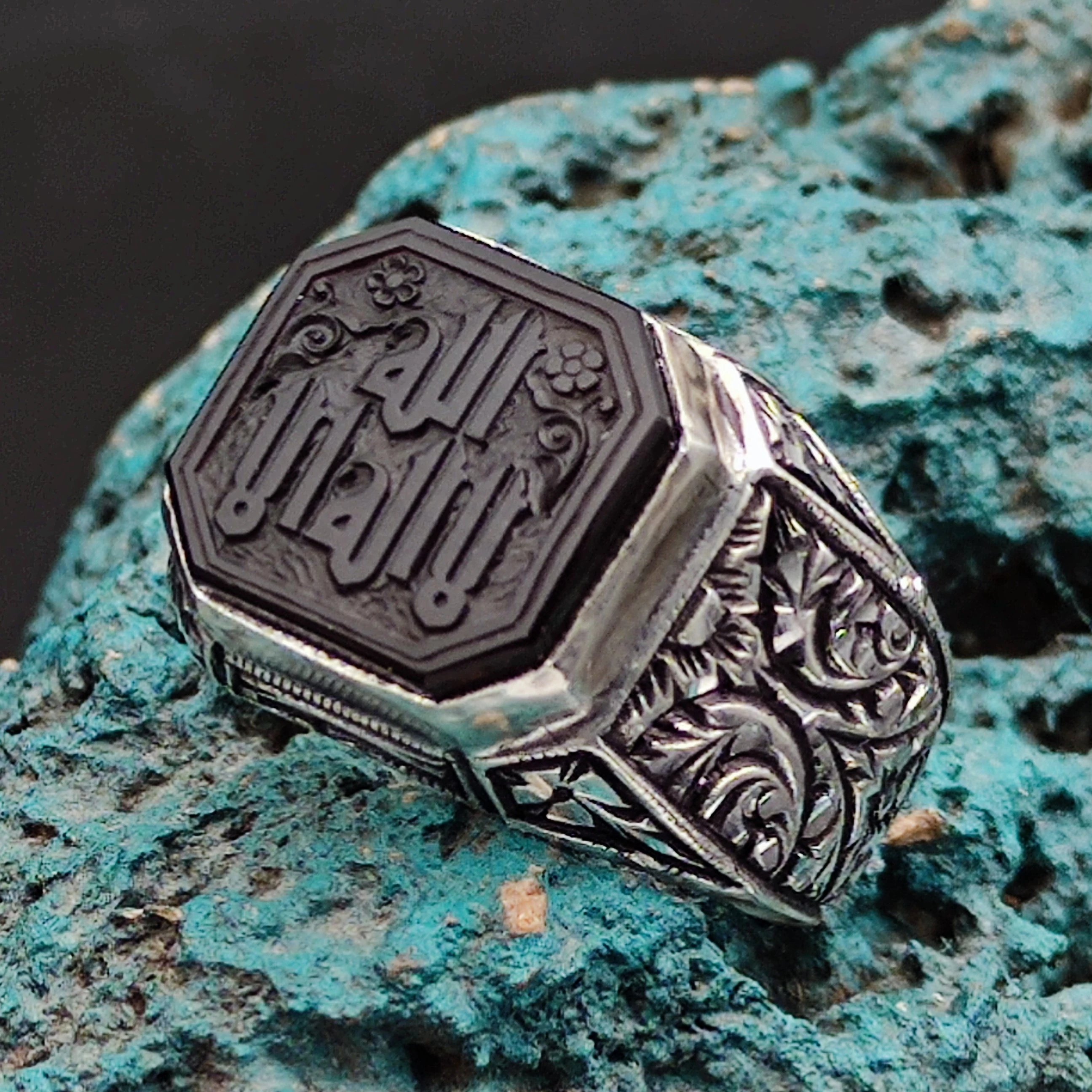 Siyah Onix Taşına La Galibe İllallah İşlenmiştir. 925 Ayar Gümüş Özel İşcilikli Erkek Yüzüğü.