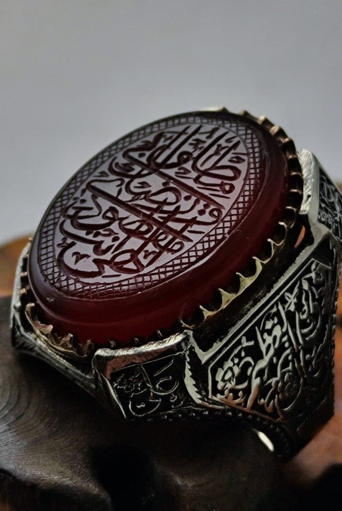 İlahi Ente Maksudi ve Rızake Matlubi, Kırmızı Akik Taşı üzerine Kazınmıştır. 925 Ayar Özel İşcilikli Gümüş Erkek Yüzüğü.