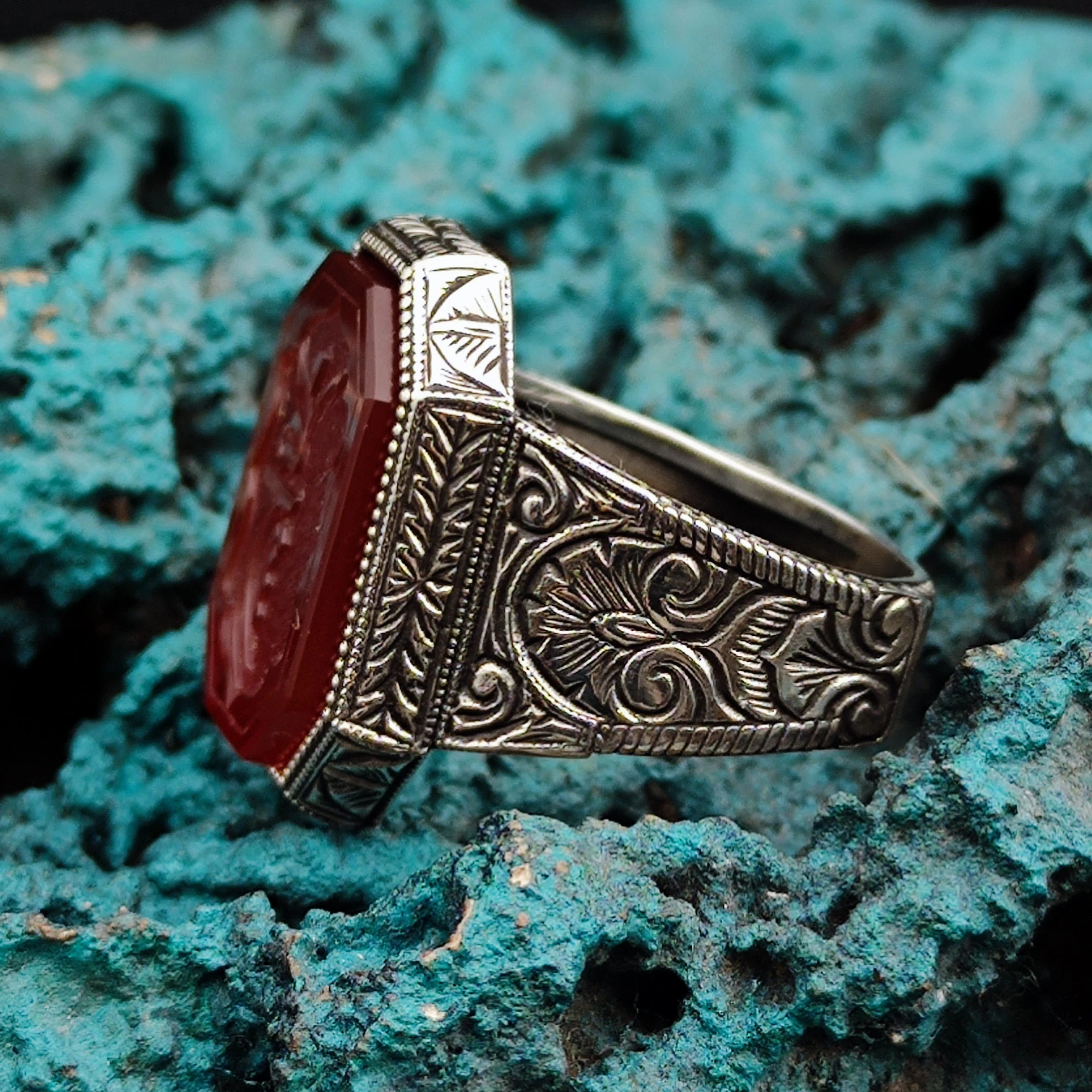 Akik taşının üzerine Tasavvuf "Hiç" Kazınmıştır. 925 Ayar Gümüş Erkek Yüzüğü.