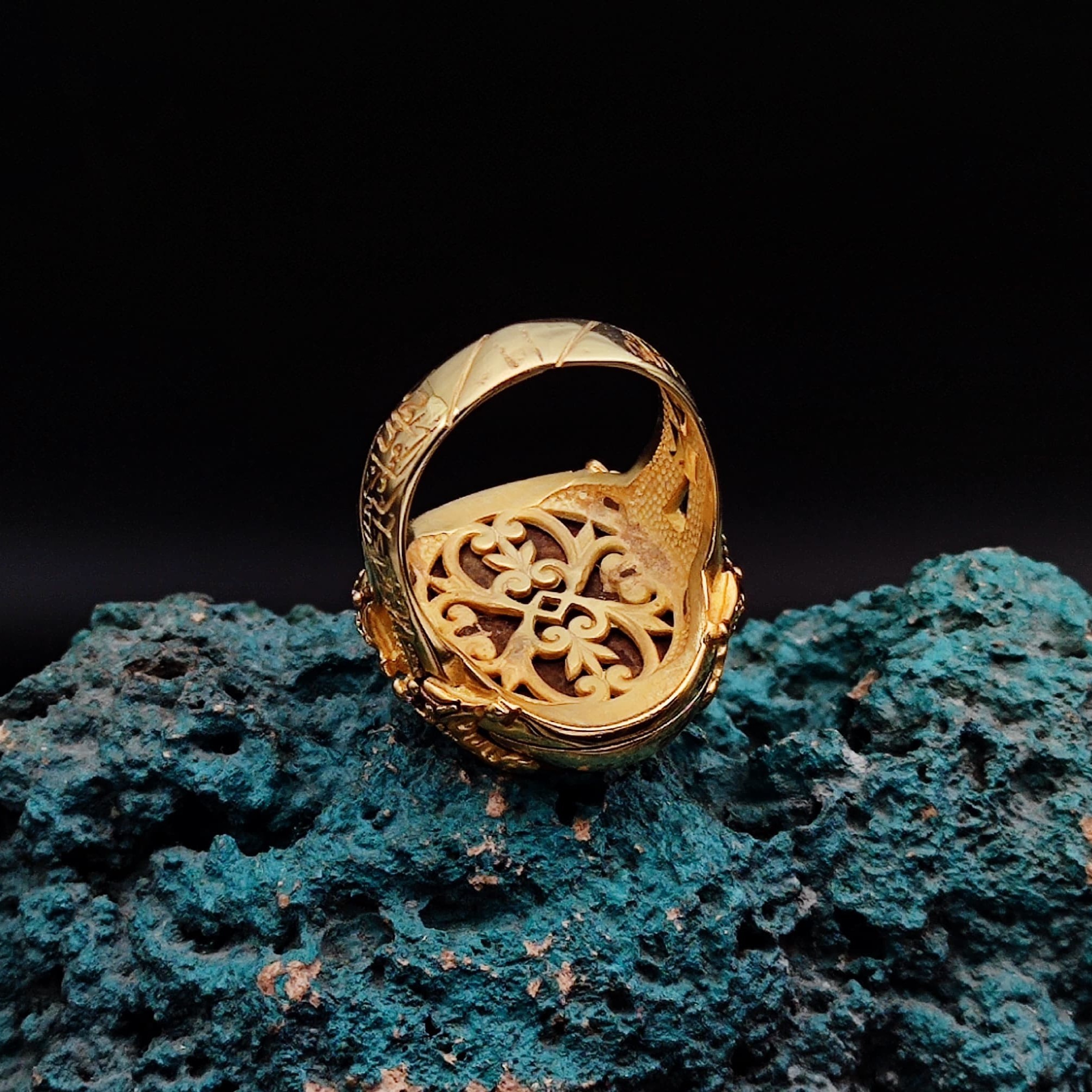 Sarı Akik üzerine اِنَّ مَعَ الْعُسْرِ يُسْرًاۜ İnşirâh Sûresi 6. Ayeti Muhakkak güçlükle bir beraber kolaylık vardır.