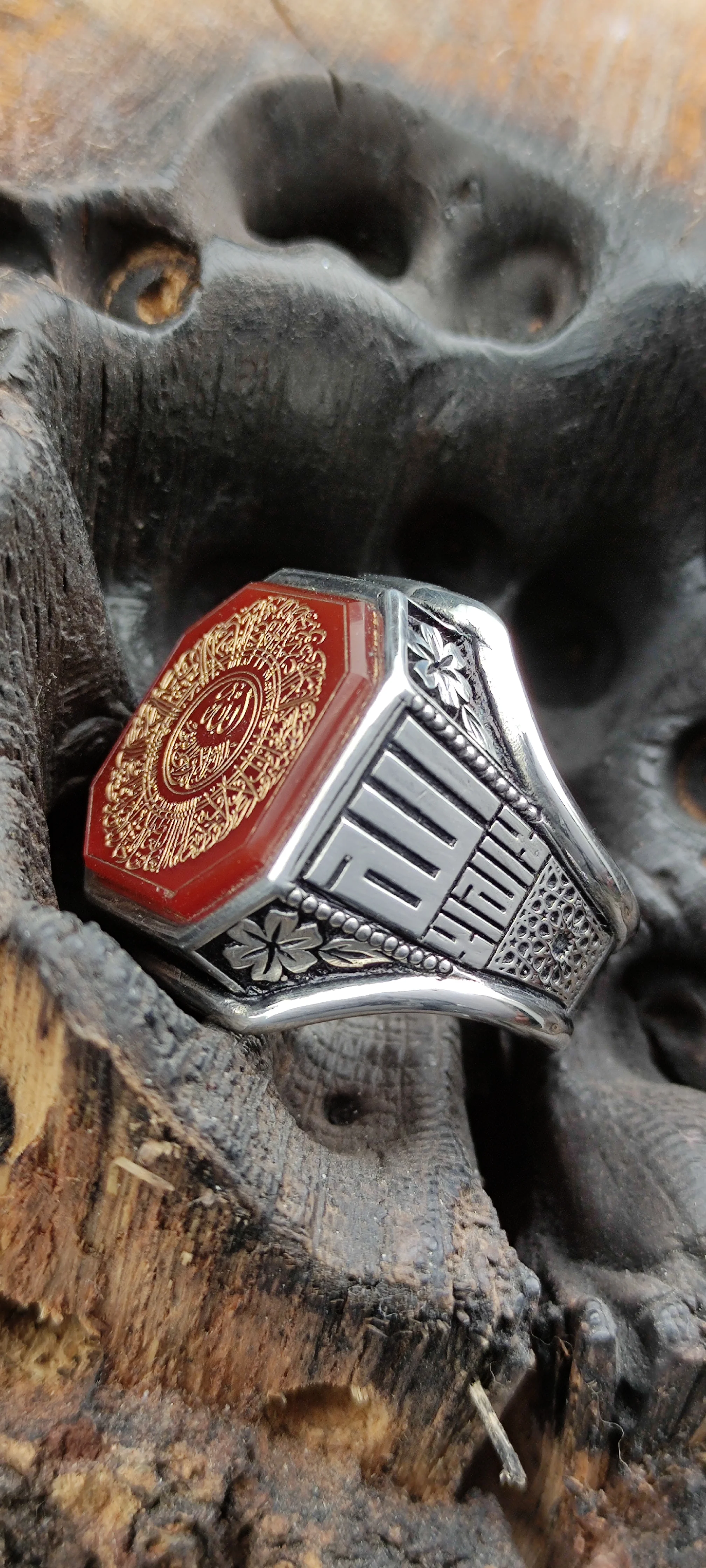 El İşi Akik Taşlı Ayet-el Kürsî Yüzük – Sekizgen Tasarım, Altın Kaplama Yazı, Kûfî Hatlı ve Selçuklu Motifli – Veysel Usta İmzalı