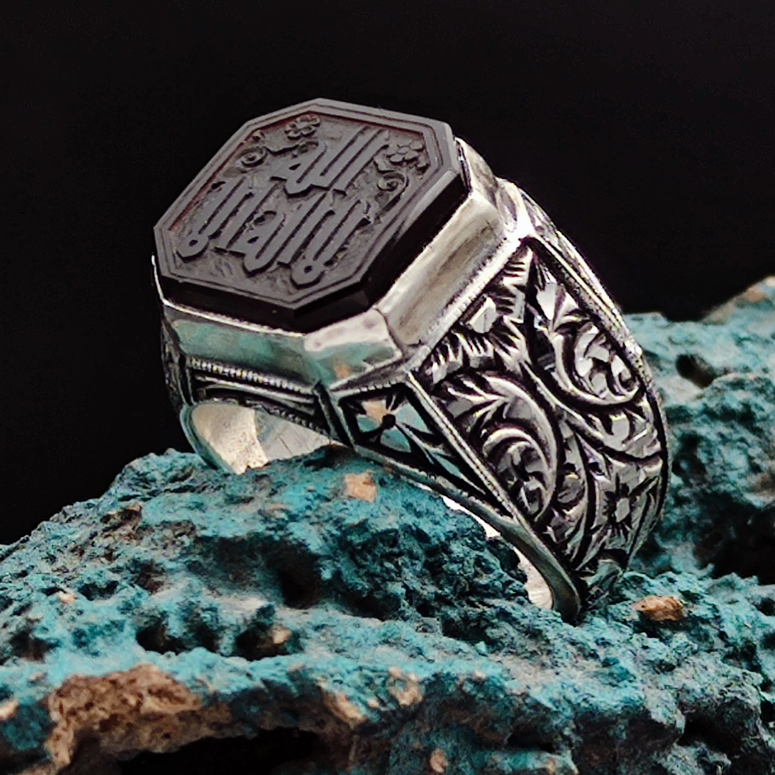 Siyah Onix Taşına La Galibe İllallah İşlenmiştir. 925 Ayar Gümüş Özel İşcilikli Erkek Yüzüğü.