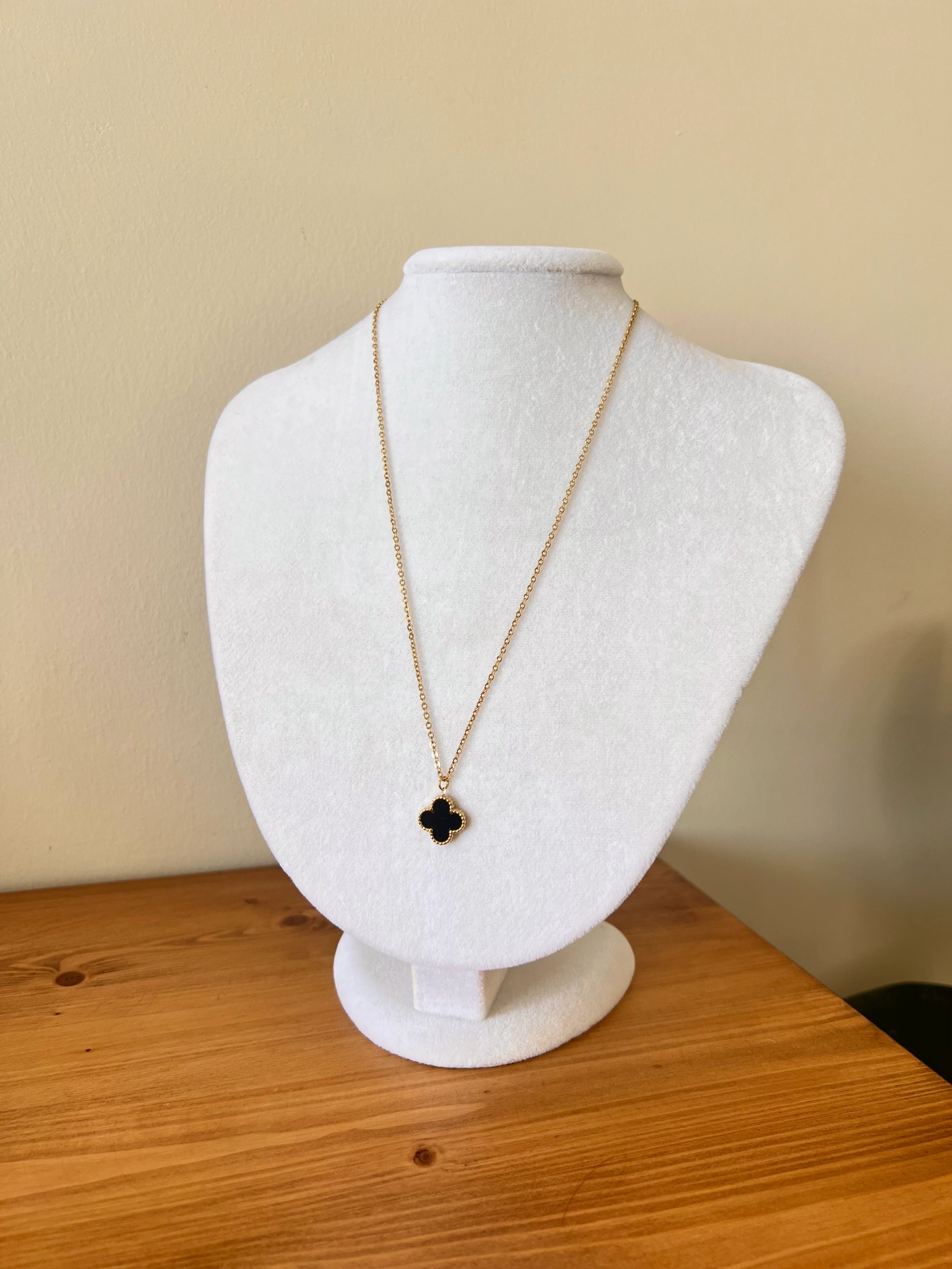 Siyah Tekli Yonca Kolye