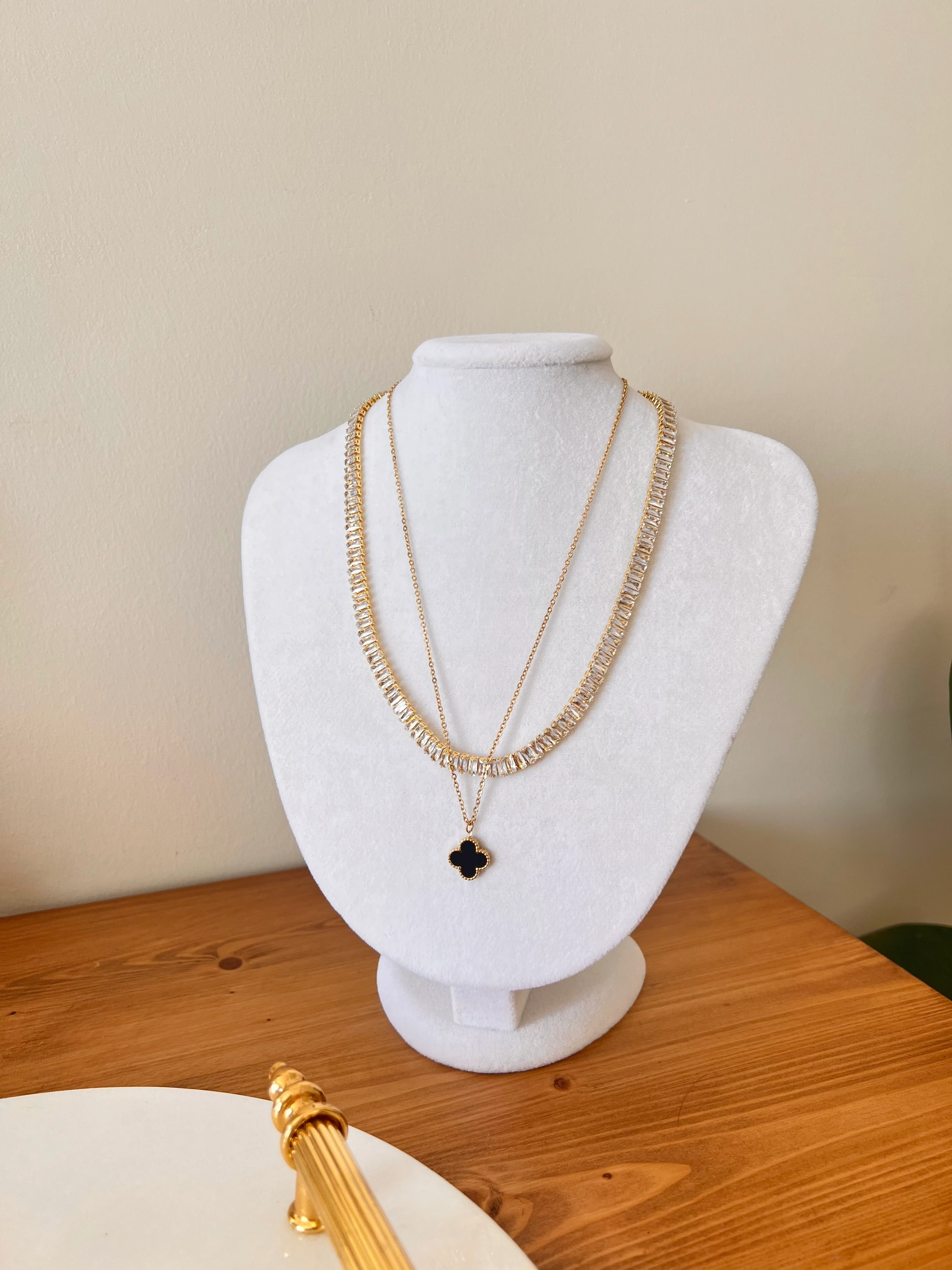 Siyah Tekli Yonca Kolye