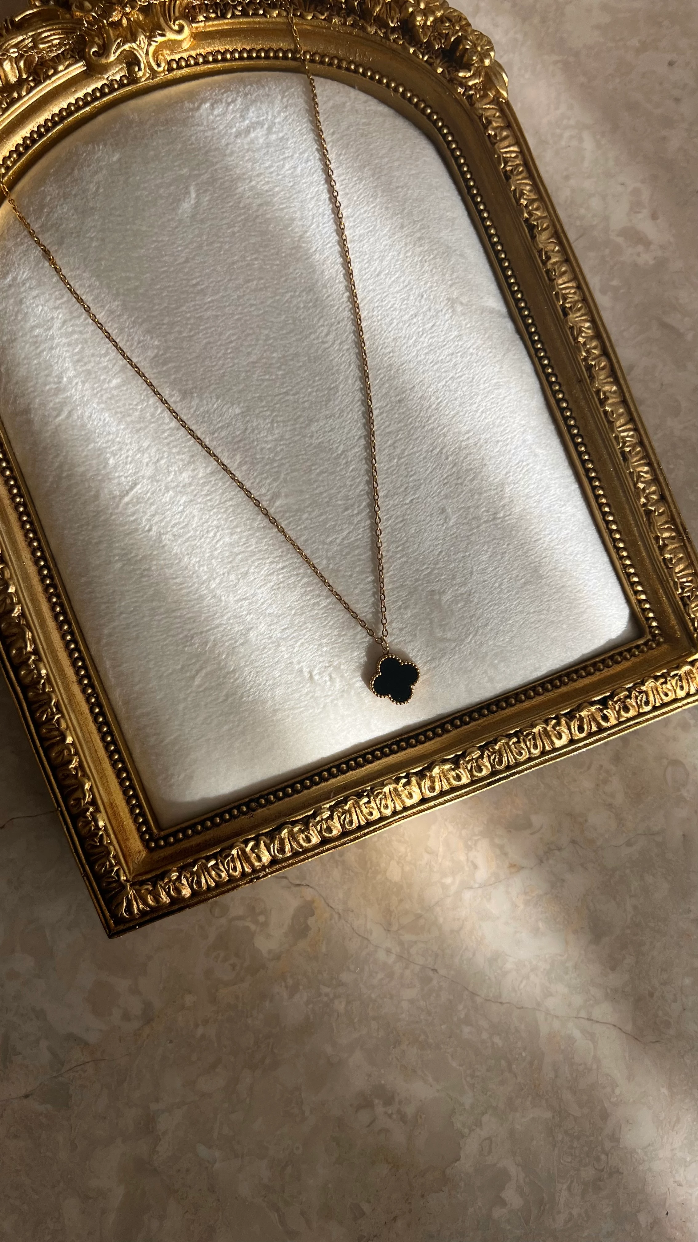 Siyah Tekli Yonca Kolye