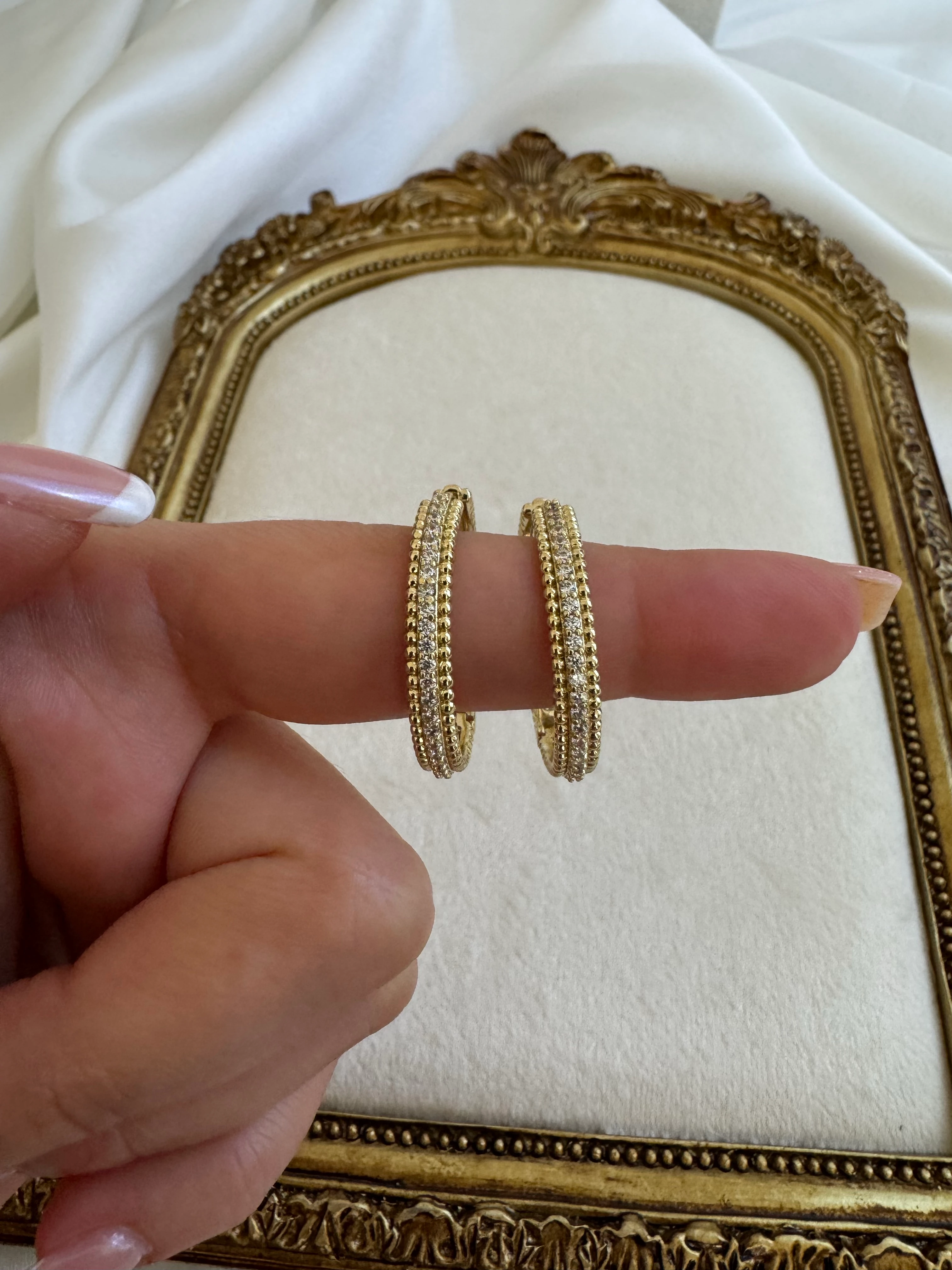 Minimal Taşlı Yuvarlak Küpe