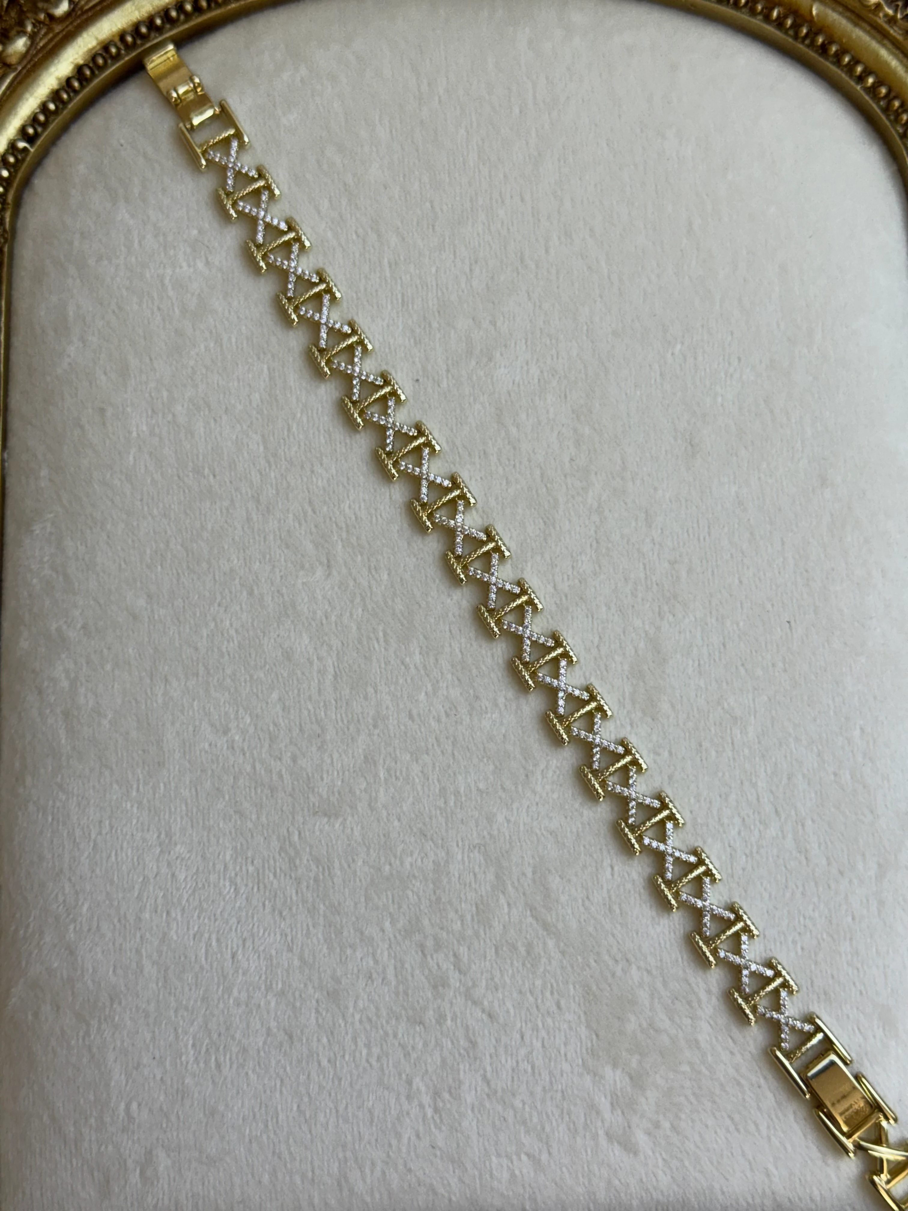 Marka Model Taşlı Bileklik