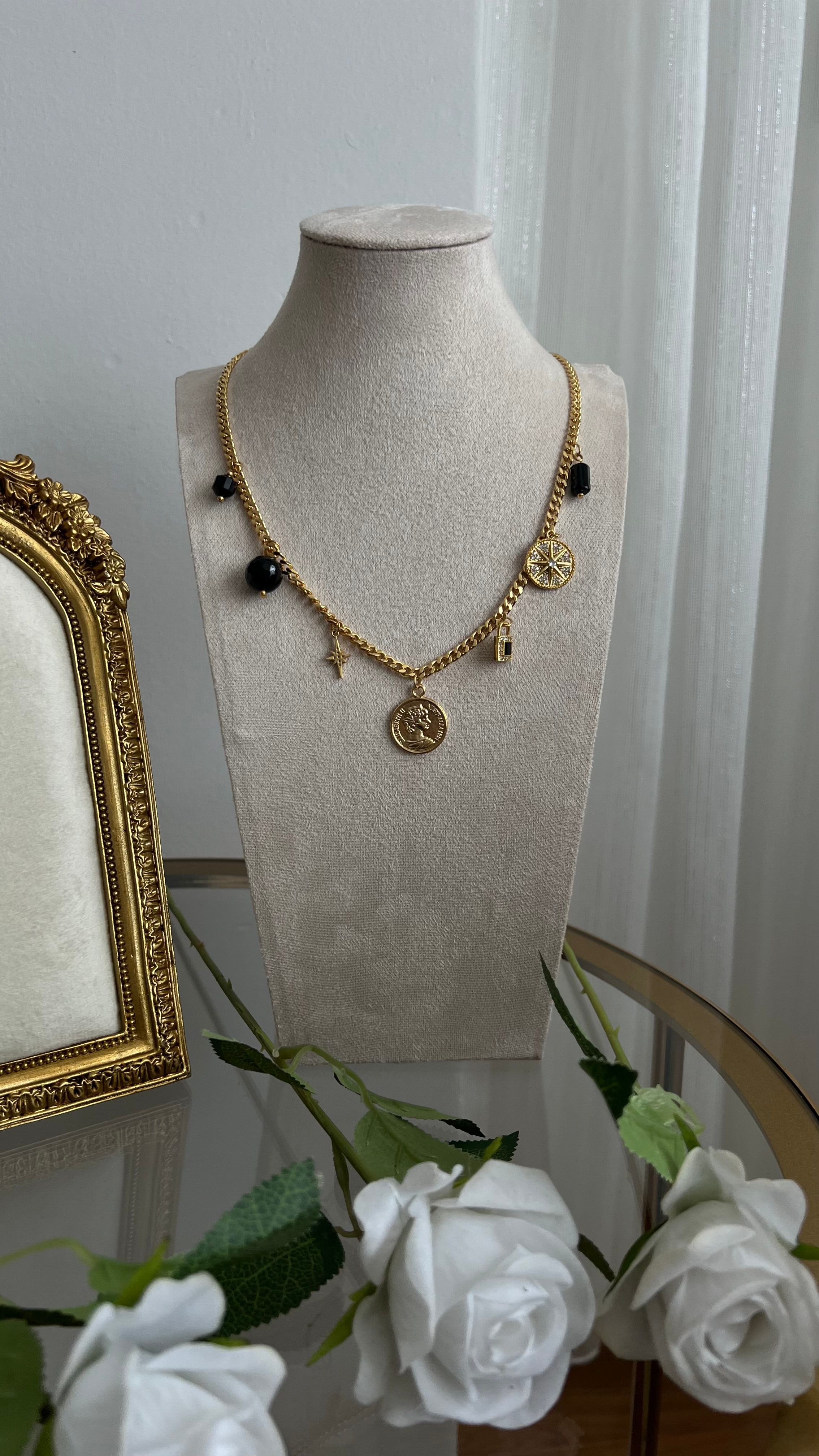 Madalyon Charm Kolye