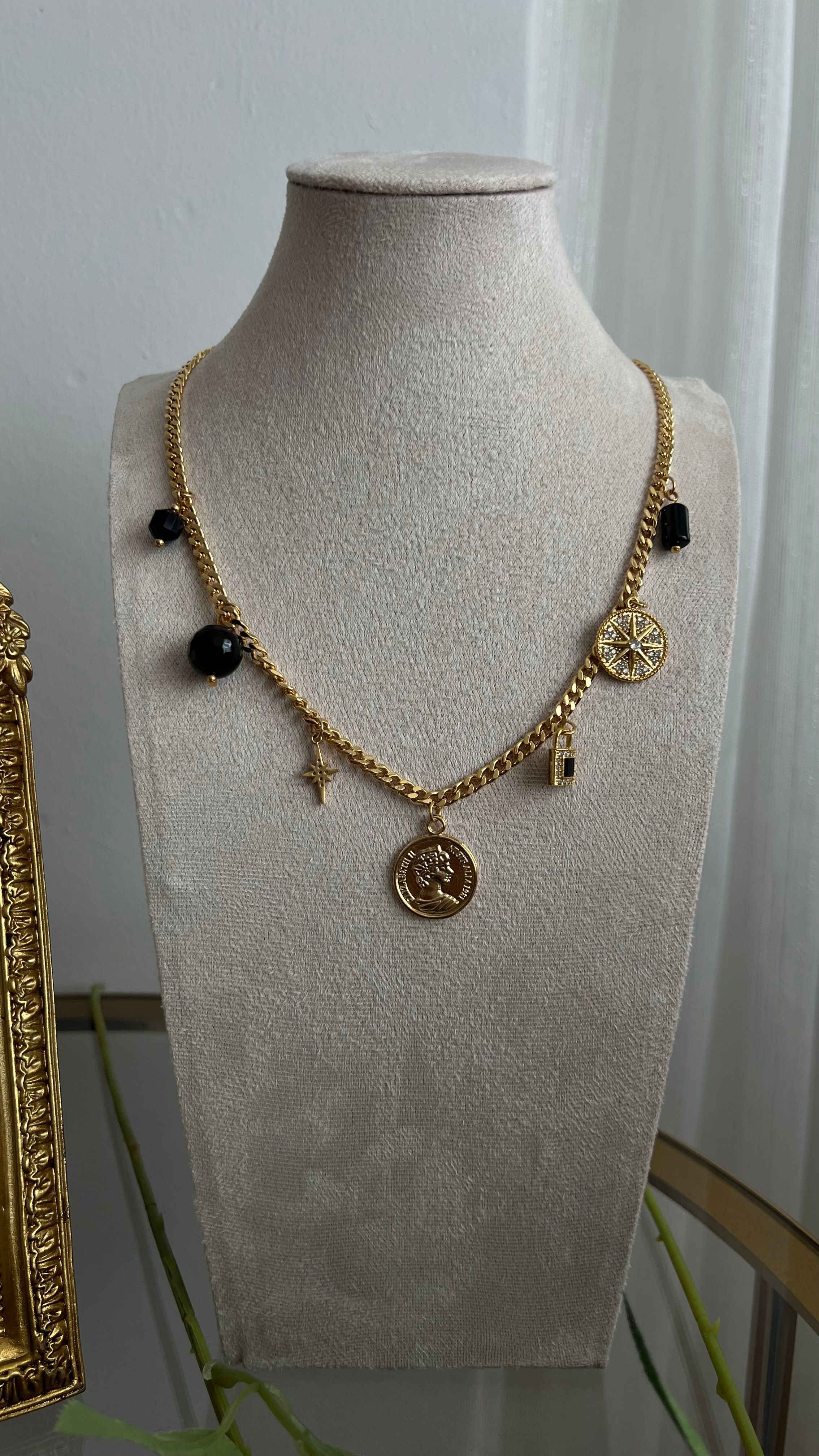 Madalyon Charm Kolye