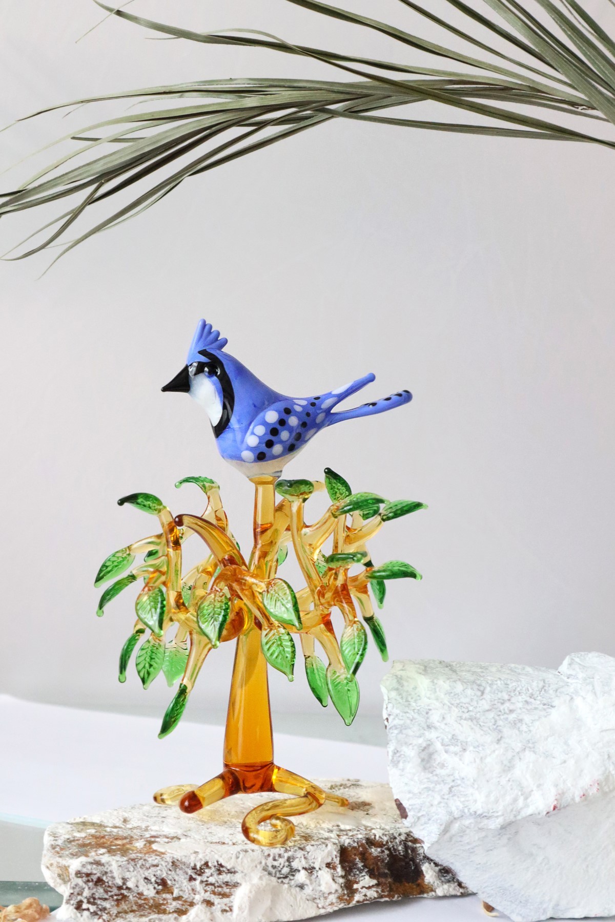 Ağaca Konmuş Mavi Alakarga Kuşu ( Blue Jay) Dekoratif Cam Biblo