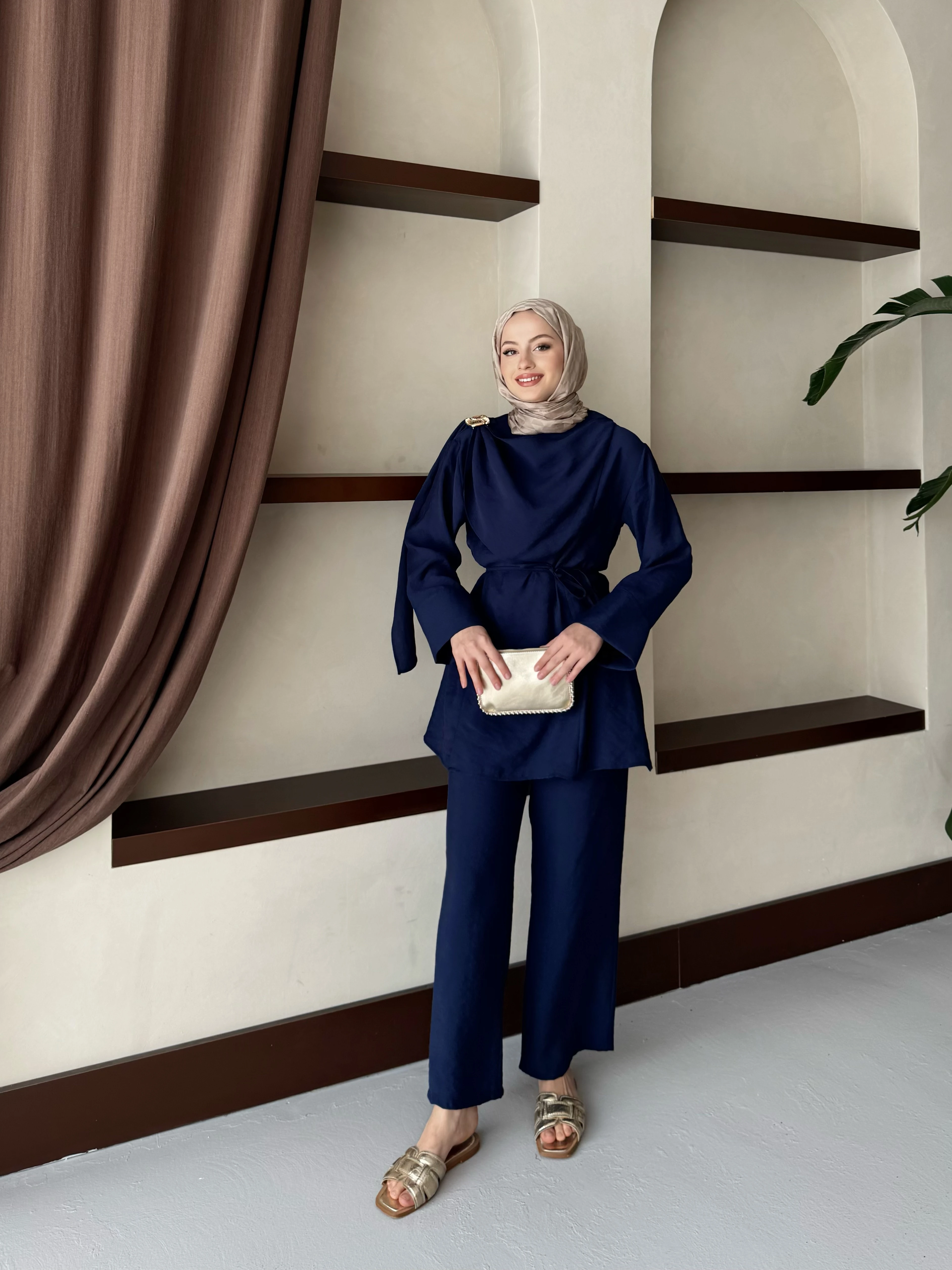 ŞAL DETAYLI BROŞLU TAKIM