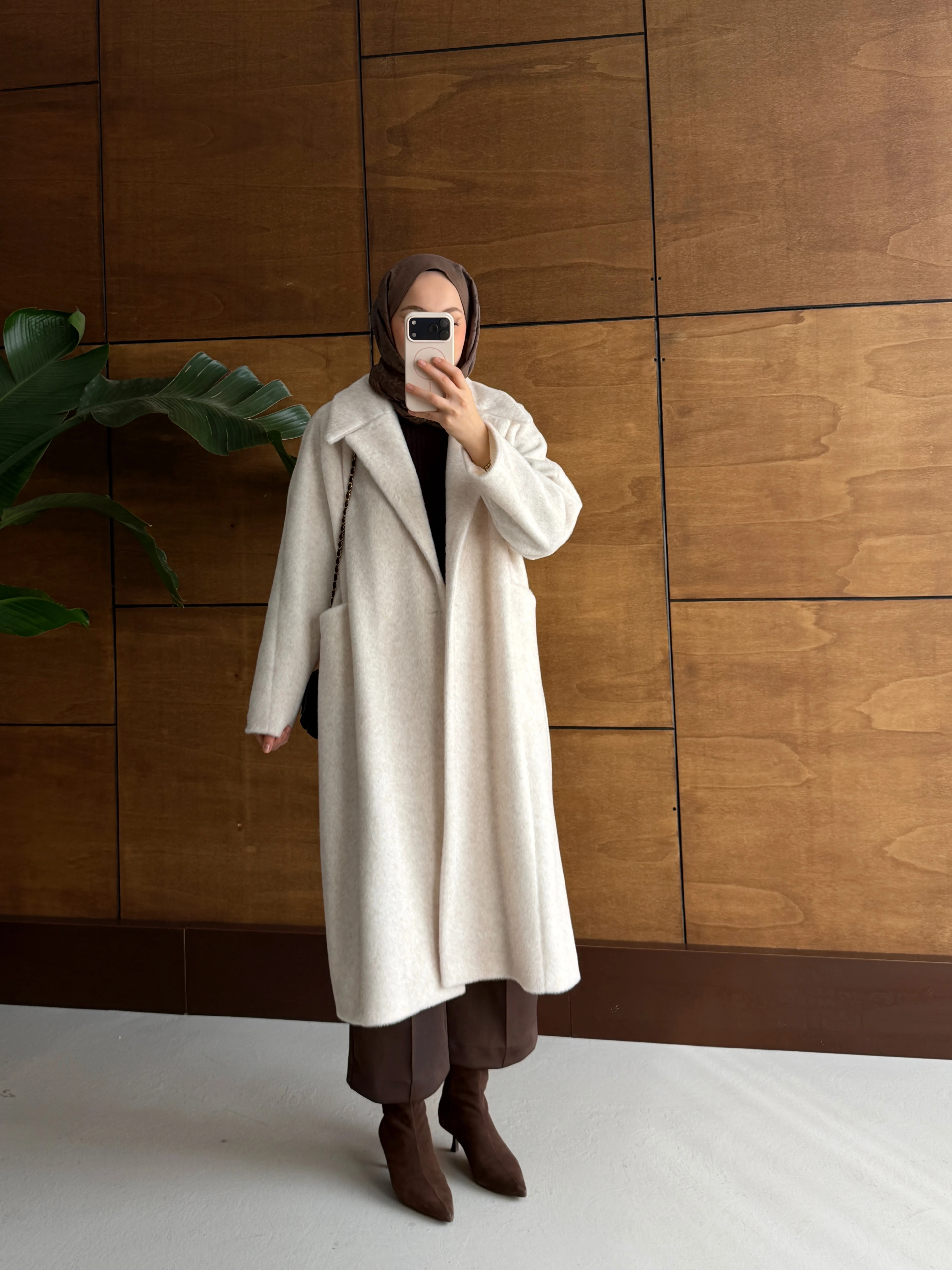 Kruvaze Yaka Tay Tüyü Kaban - Ekru