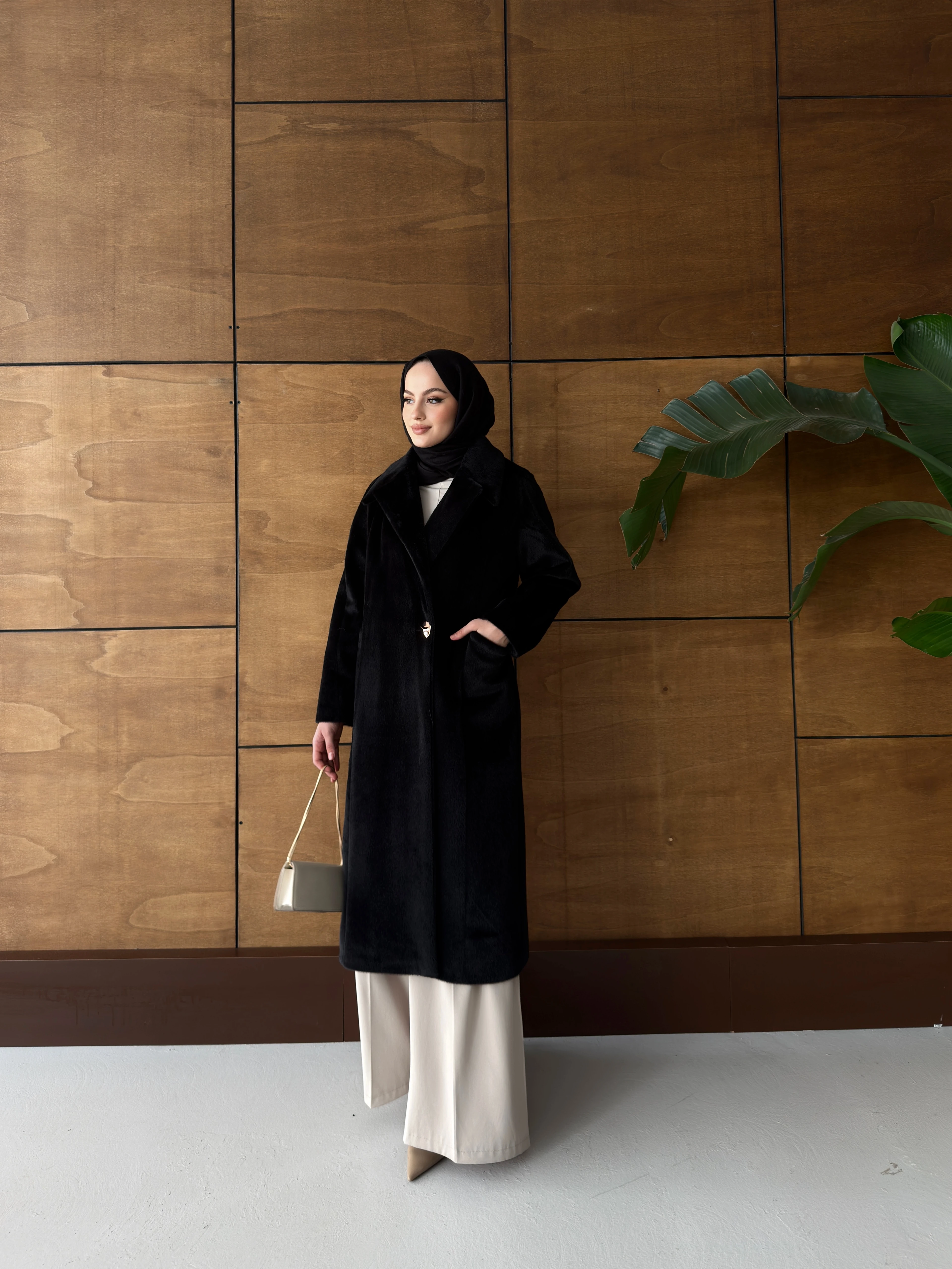 Kruvaze Yaka Tay Tüyü Kaban - Siyah