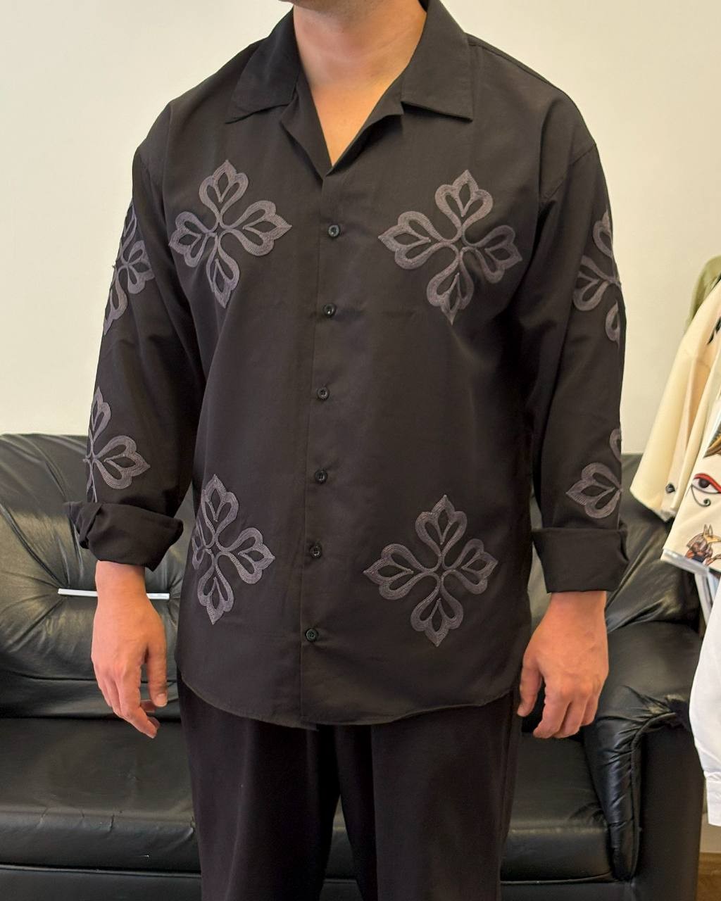 Dört Yapraklı Oversize Siyah Gömlek