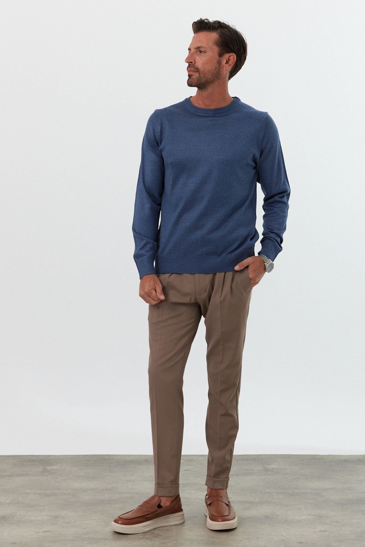 Men's Standard Fit Regular Cut Crew Neck Knit Sweater