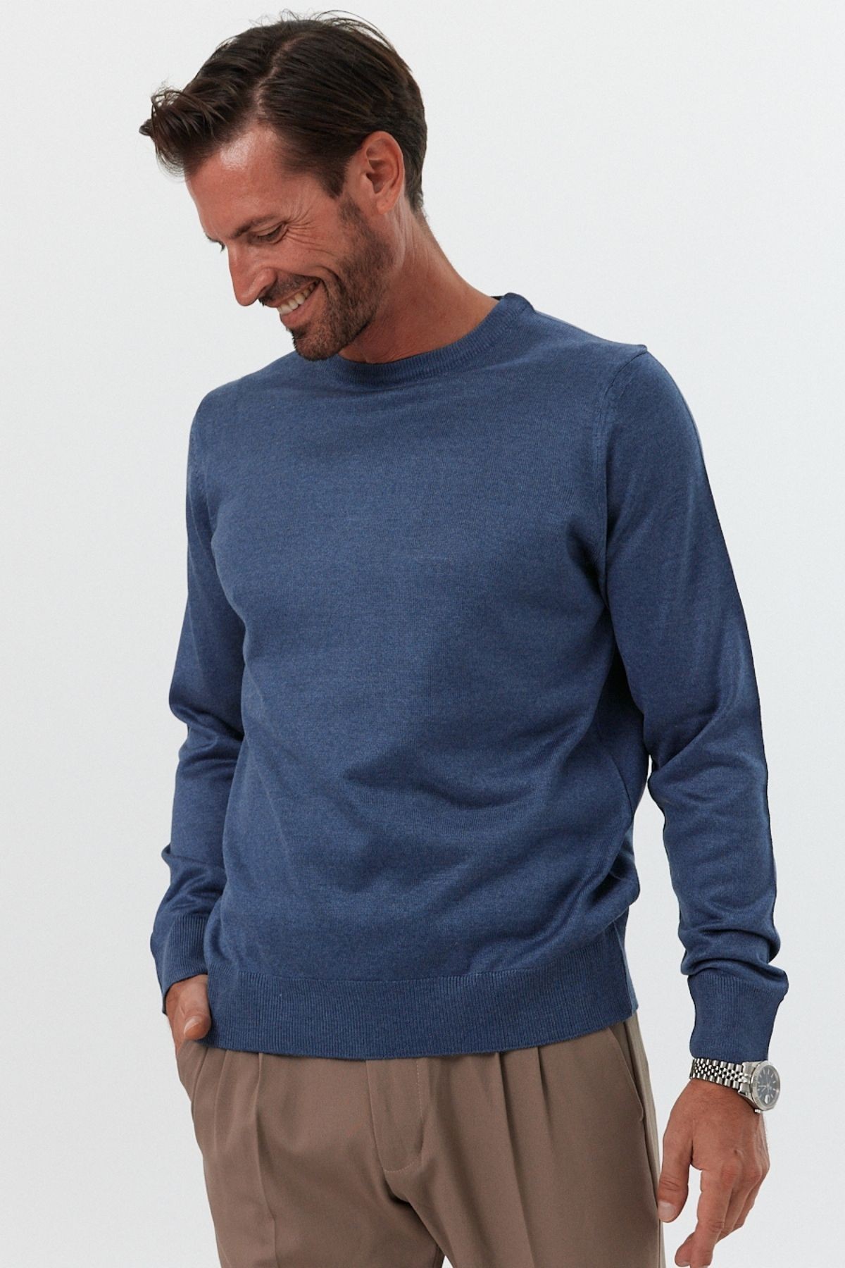 Men's Standard Fit Regular Cut Crew Neck Knit Sweater