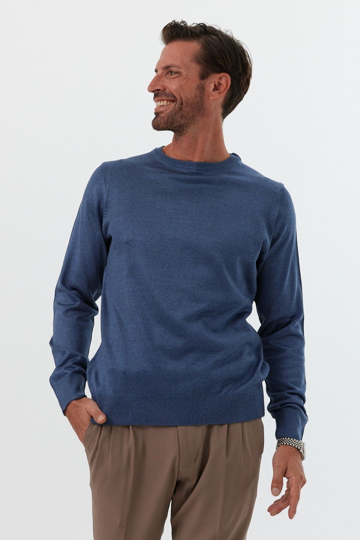 Men's Standard Fit Regular Cut Crew Neck Knit Sweater