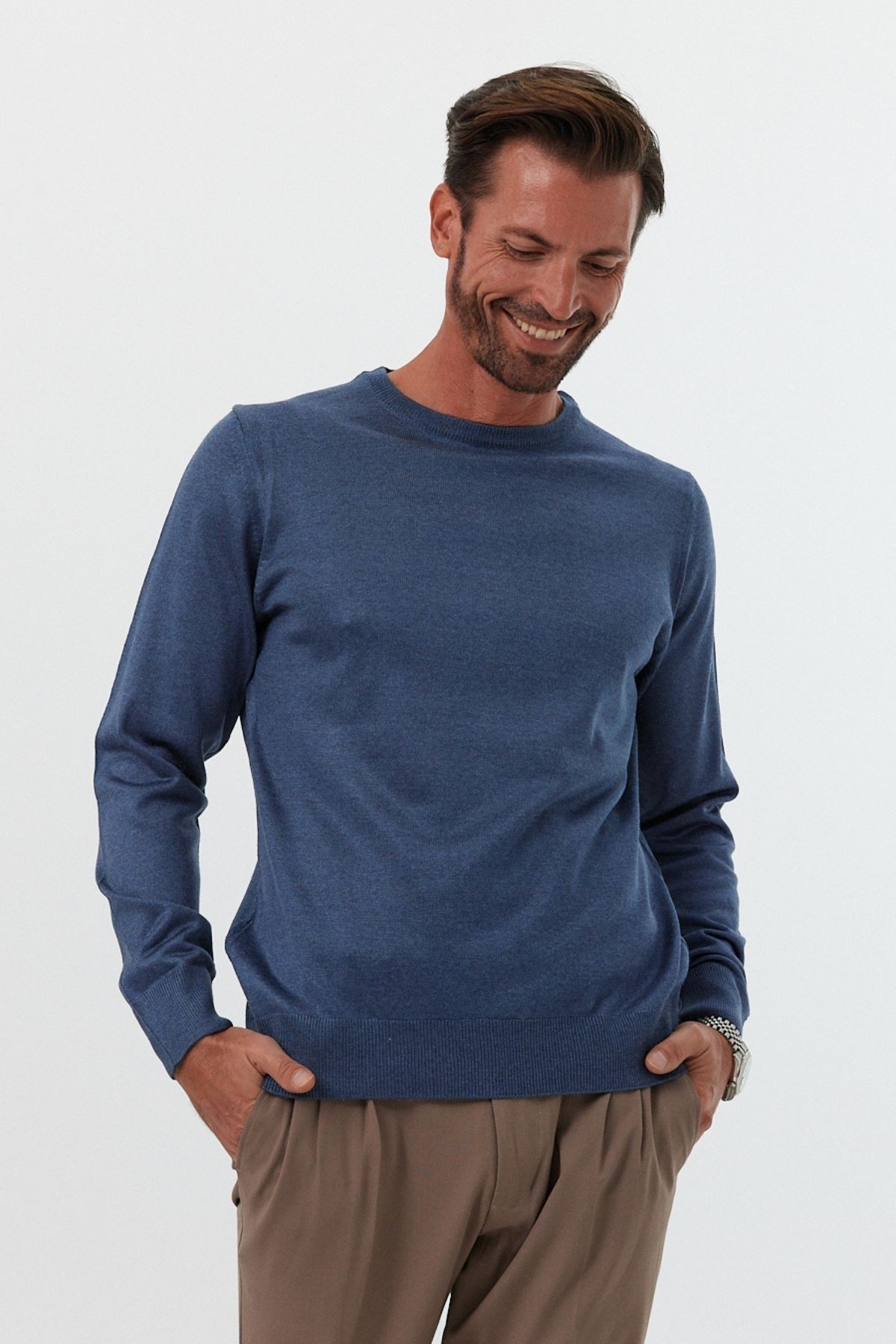 Men's Standard Fit Regular Cut Crew Neck Knit Sweater