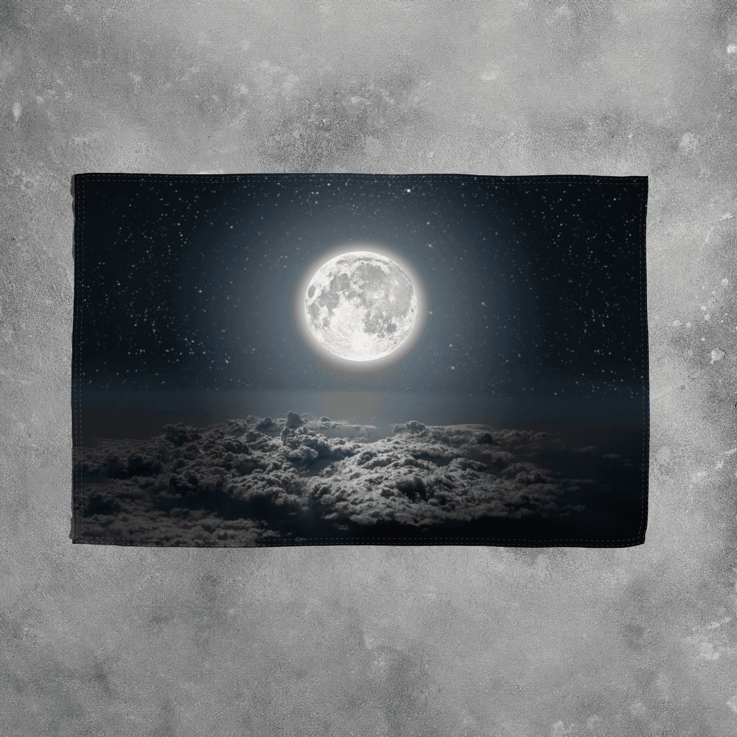 Bulutlar üzerinde Ay-Moon over Clouds