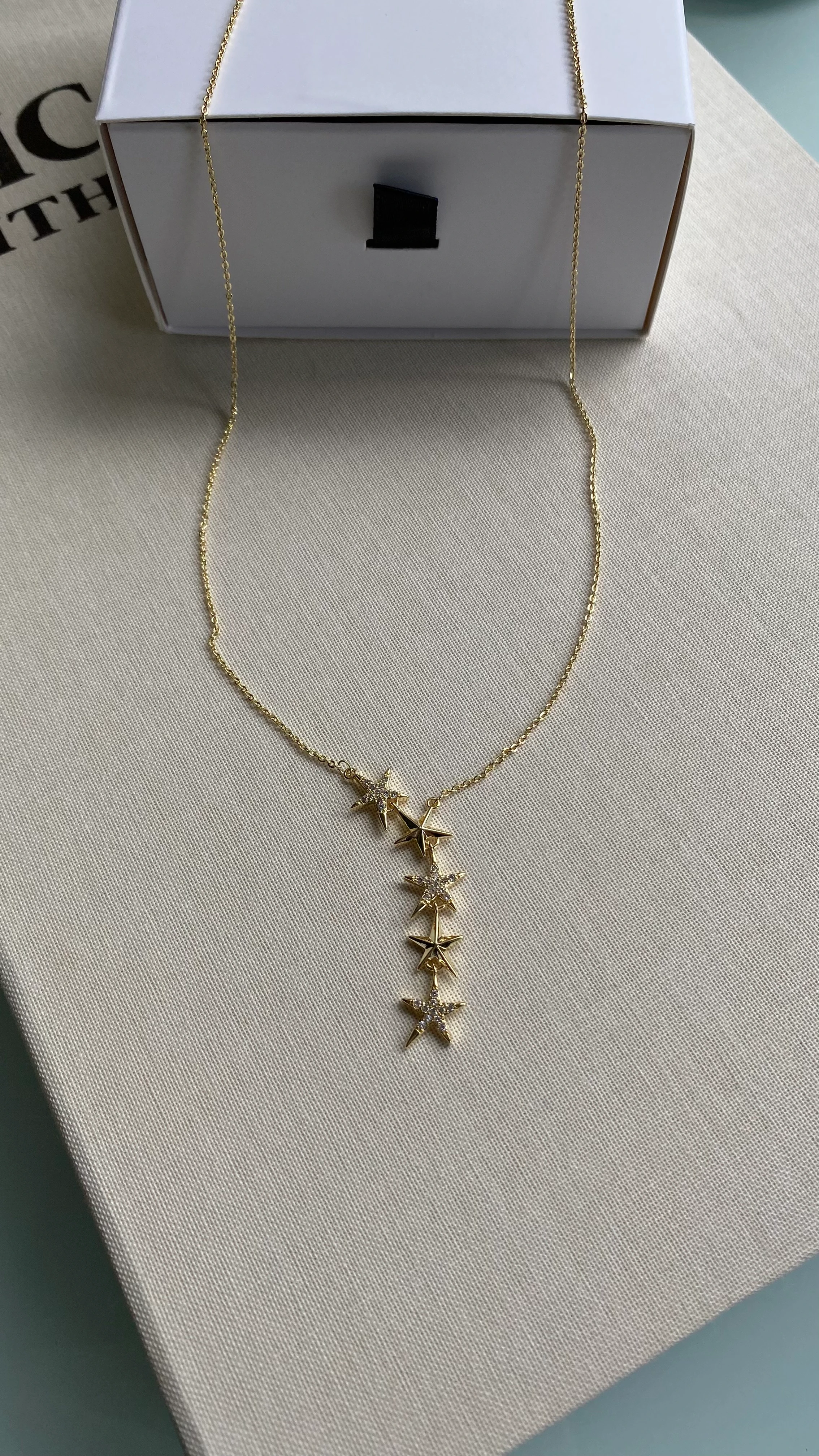 Zirkon Taşlı Zarif Yıldızlı Kolye