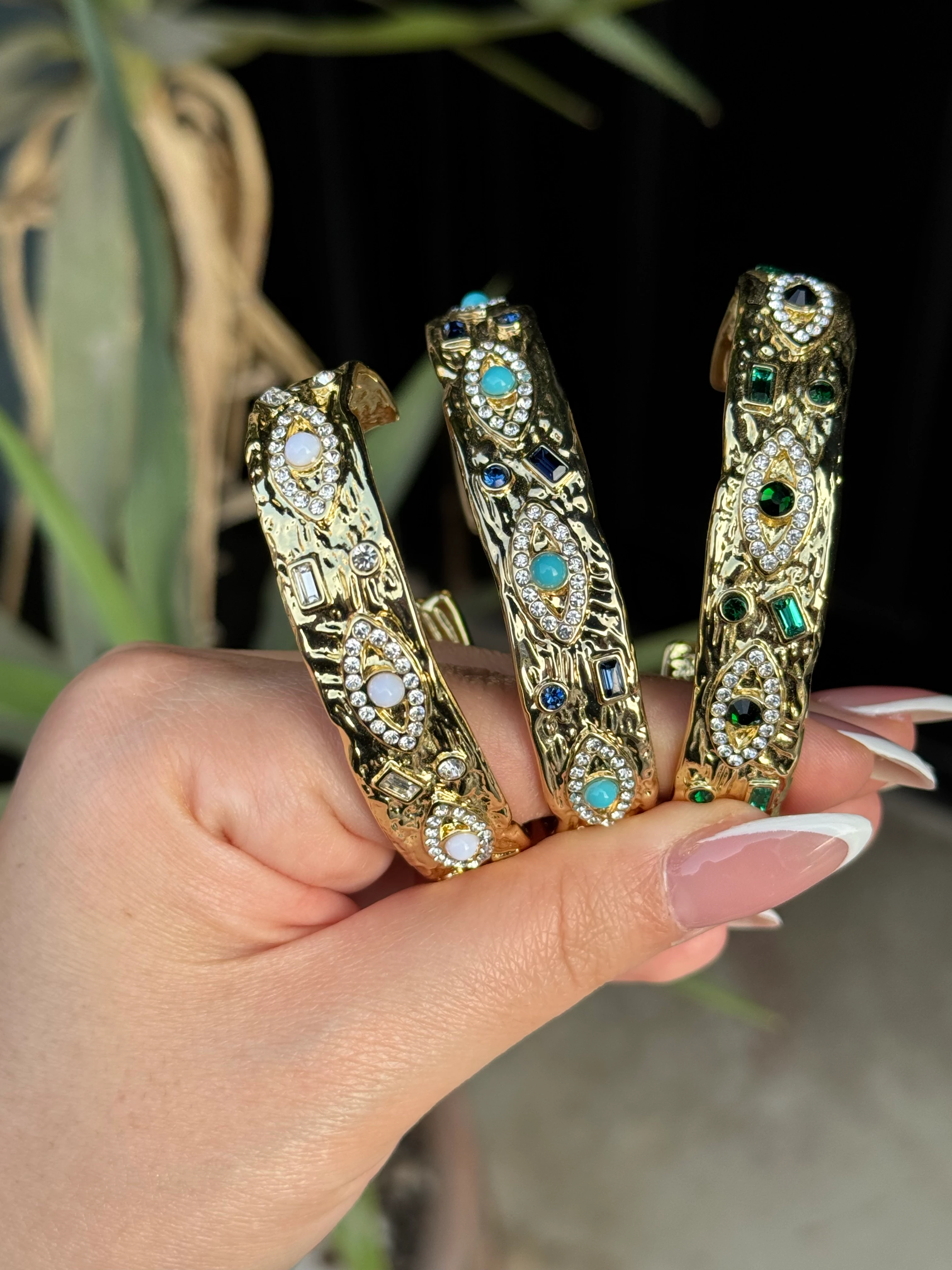 Beyaz Taşlı Göz Detaylı Kelepçe Bileklik