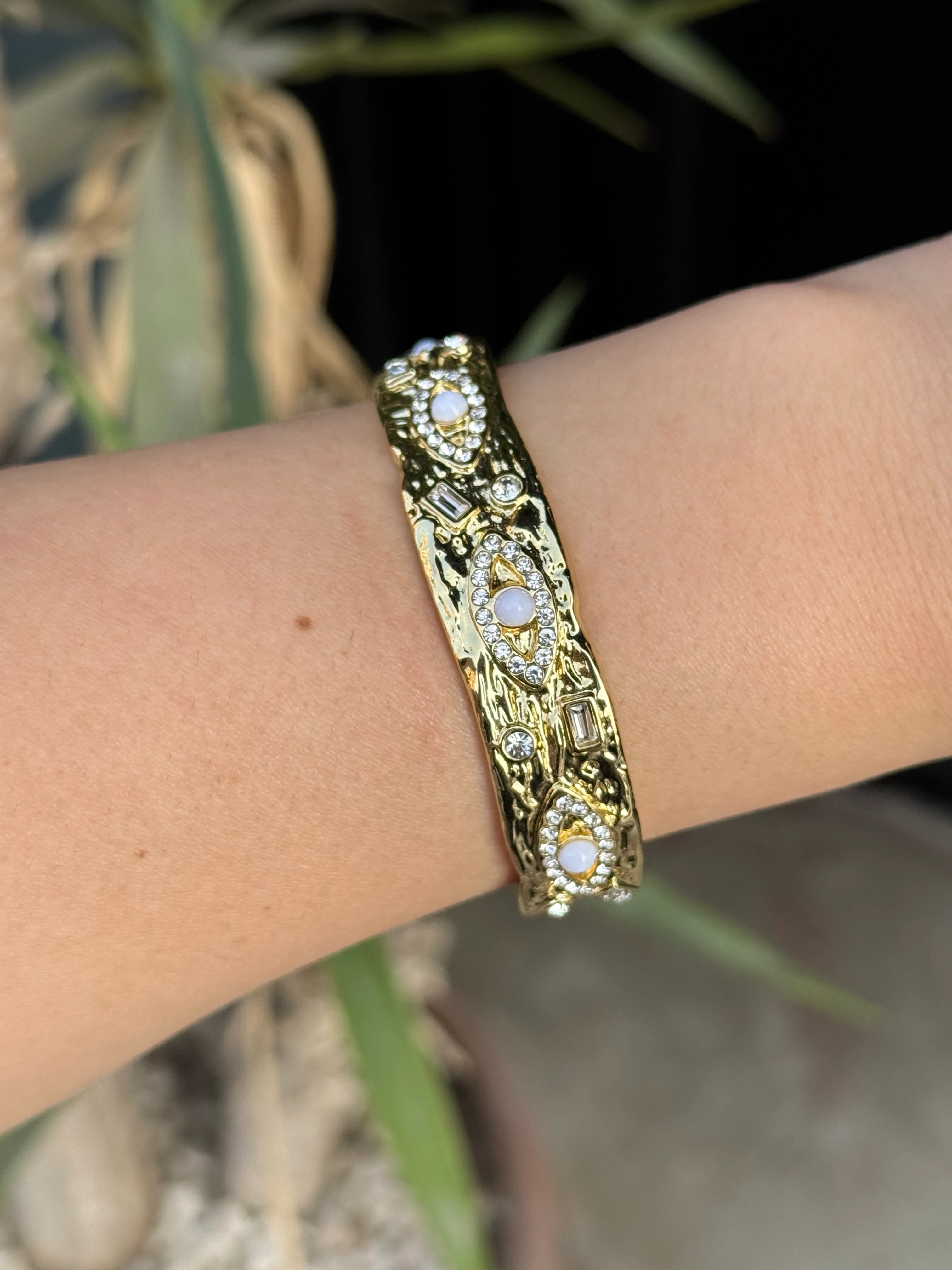 Beyaz Taşlı Göz Detaylı Kelepçe Bileklik