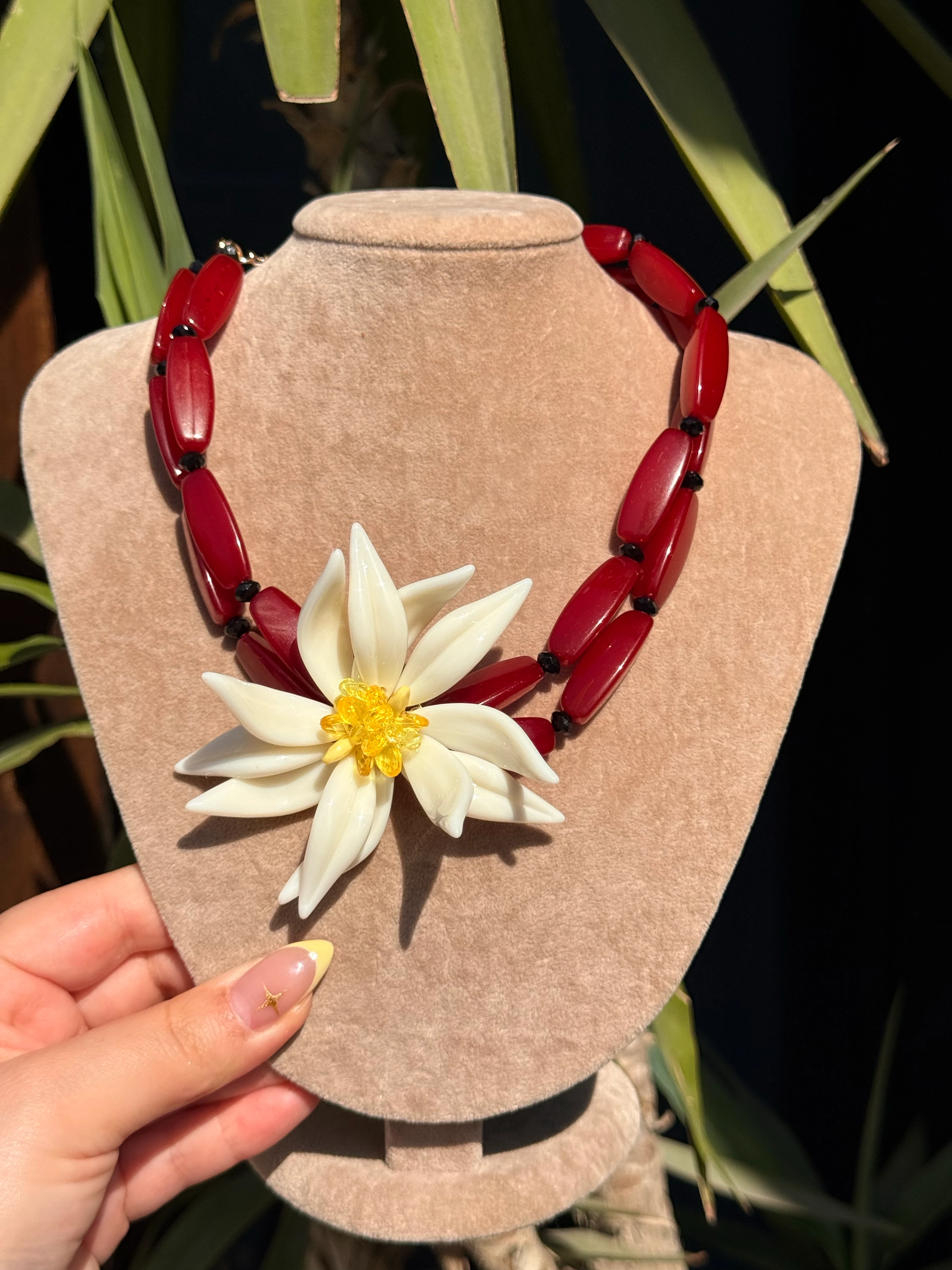 Bordo Renk Büyük Çiçek Detaylı Kolye