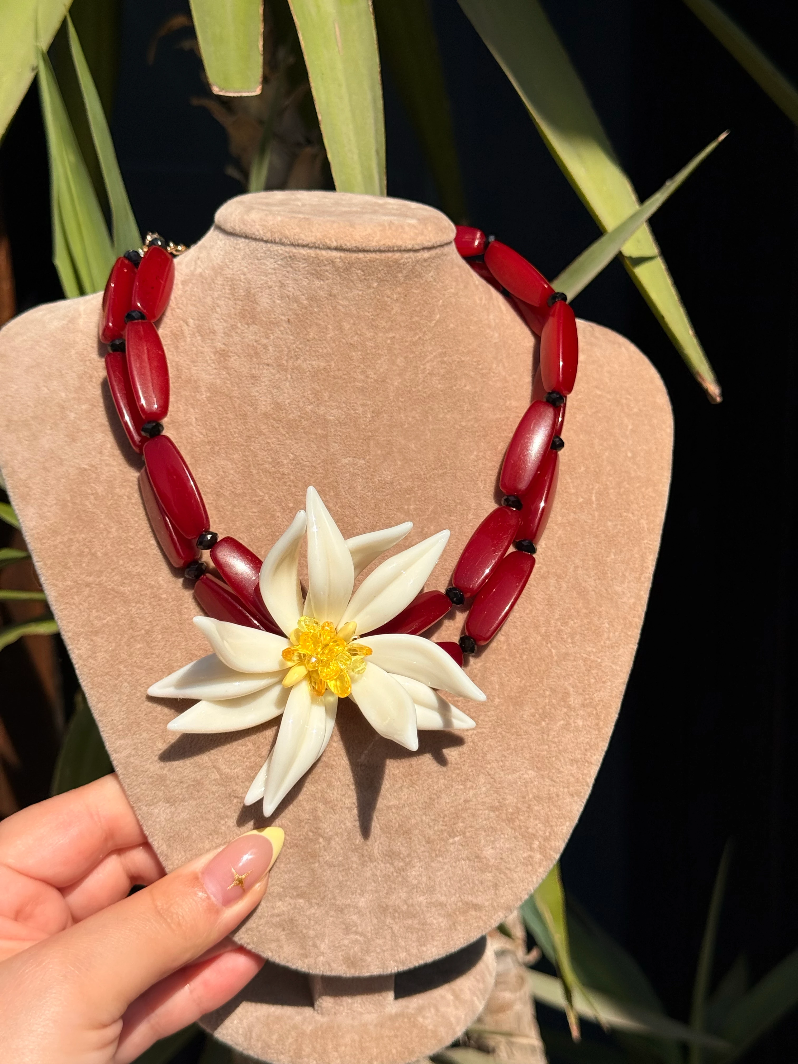 Bordo Renk Büyük Çiçek Detaylı Kolye